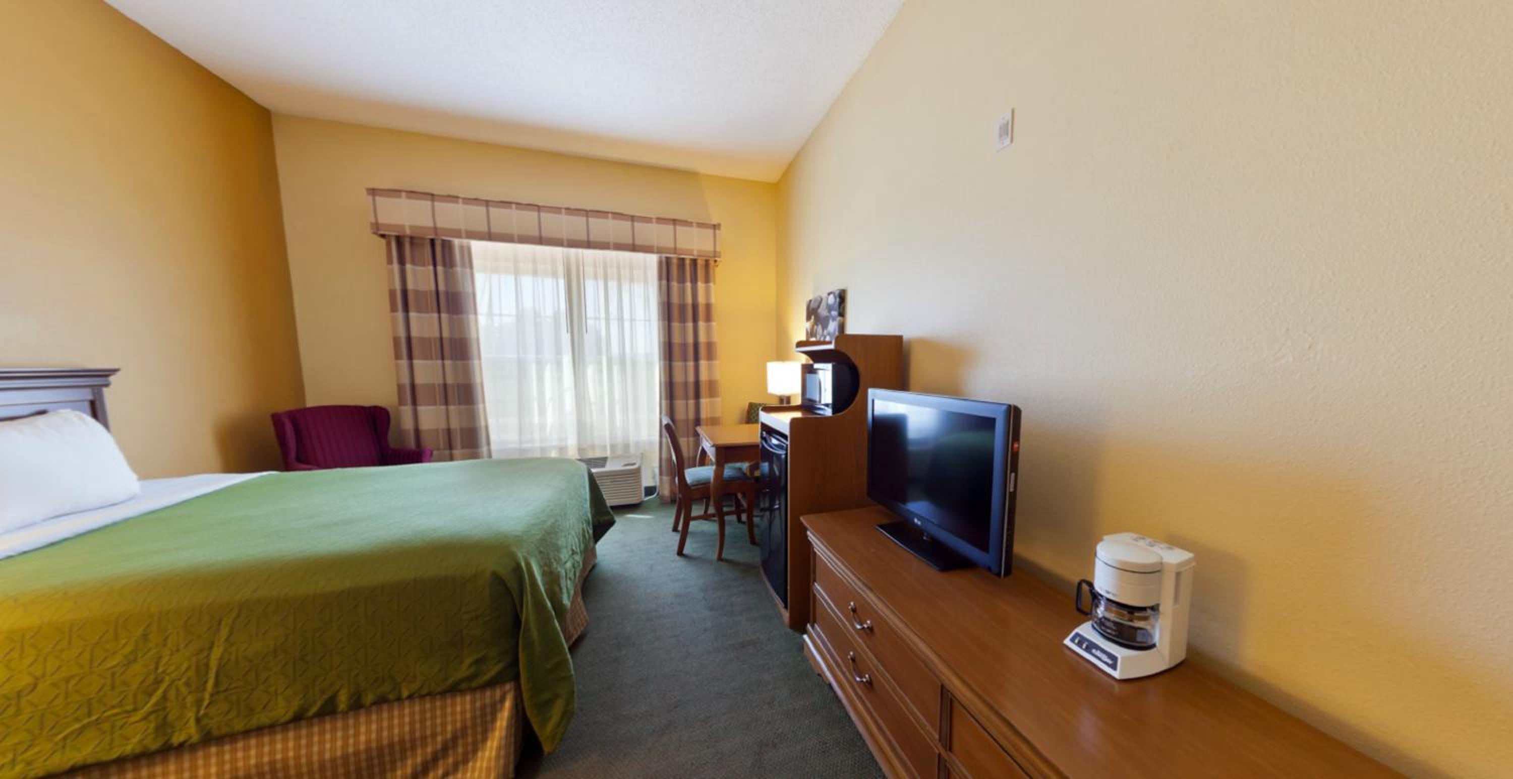 Queen Room with Two Queen Beds - Photo 6