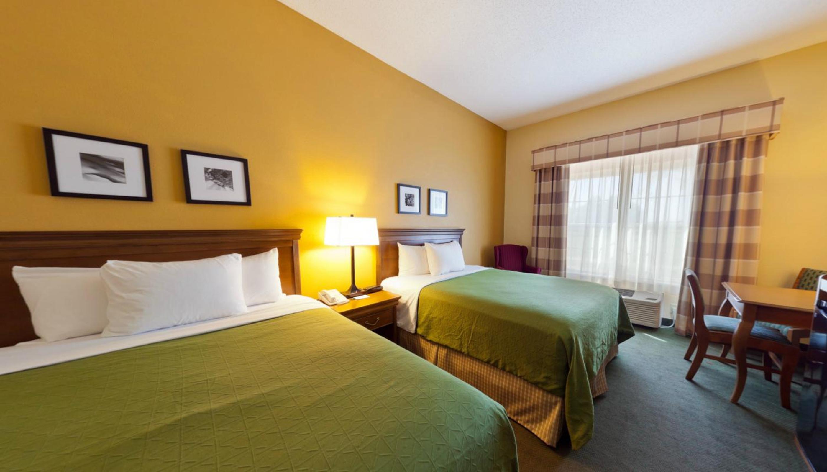 Queen Room with Two Queen Beds - Photo 3