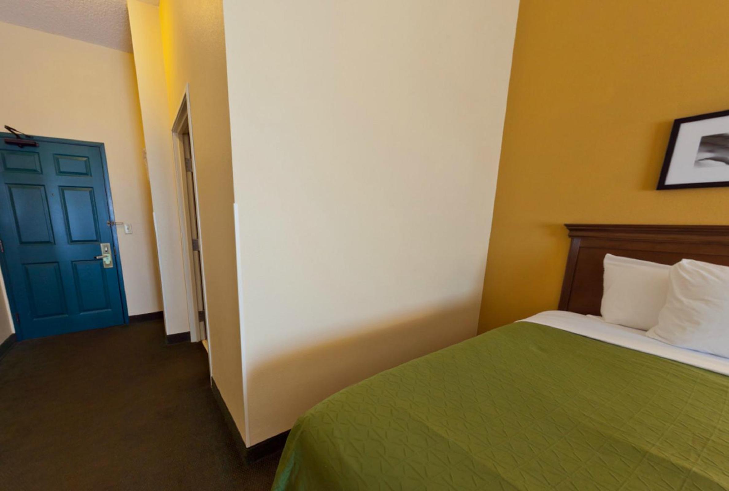 Queen Room with Two Queen Beds - Photo 2