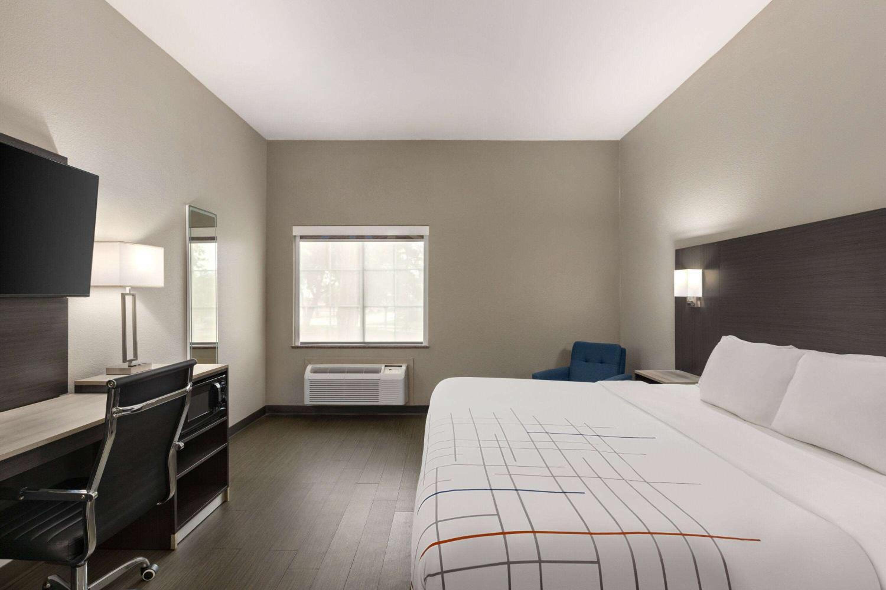 King Room with Roll-In Shower - Mobility Access/Non-Smoking