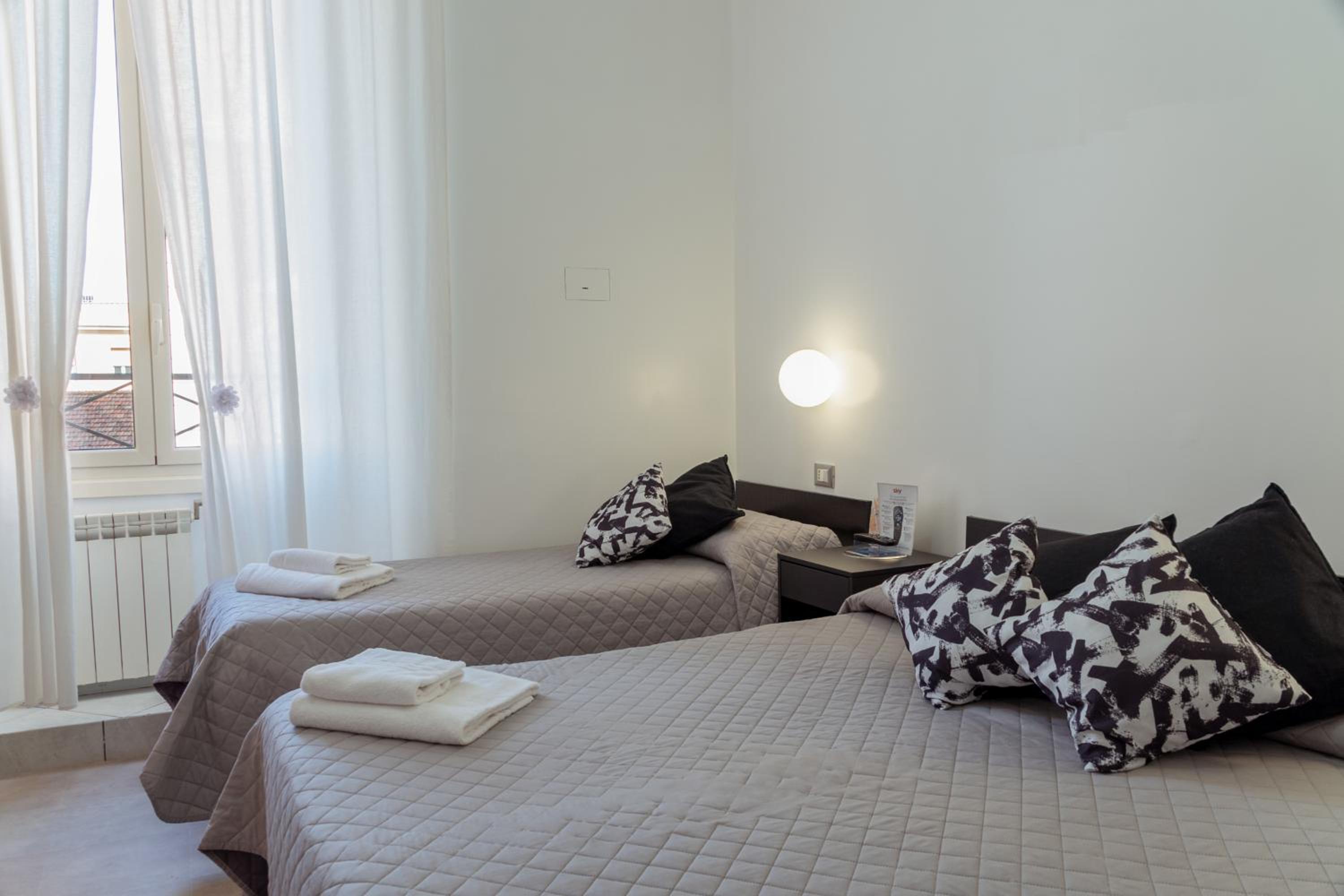 Triple Room thumbnail 6