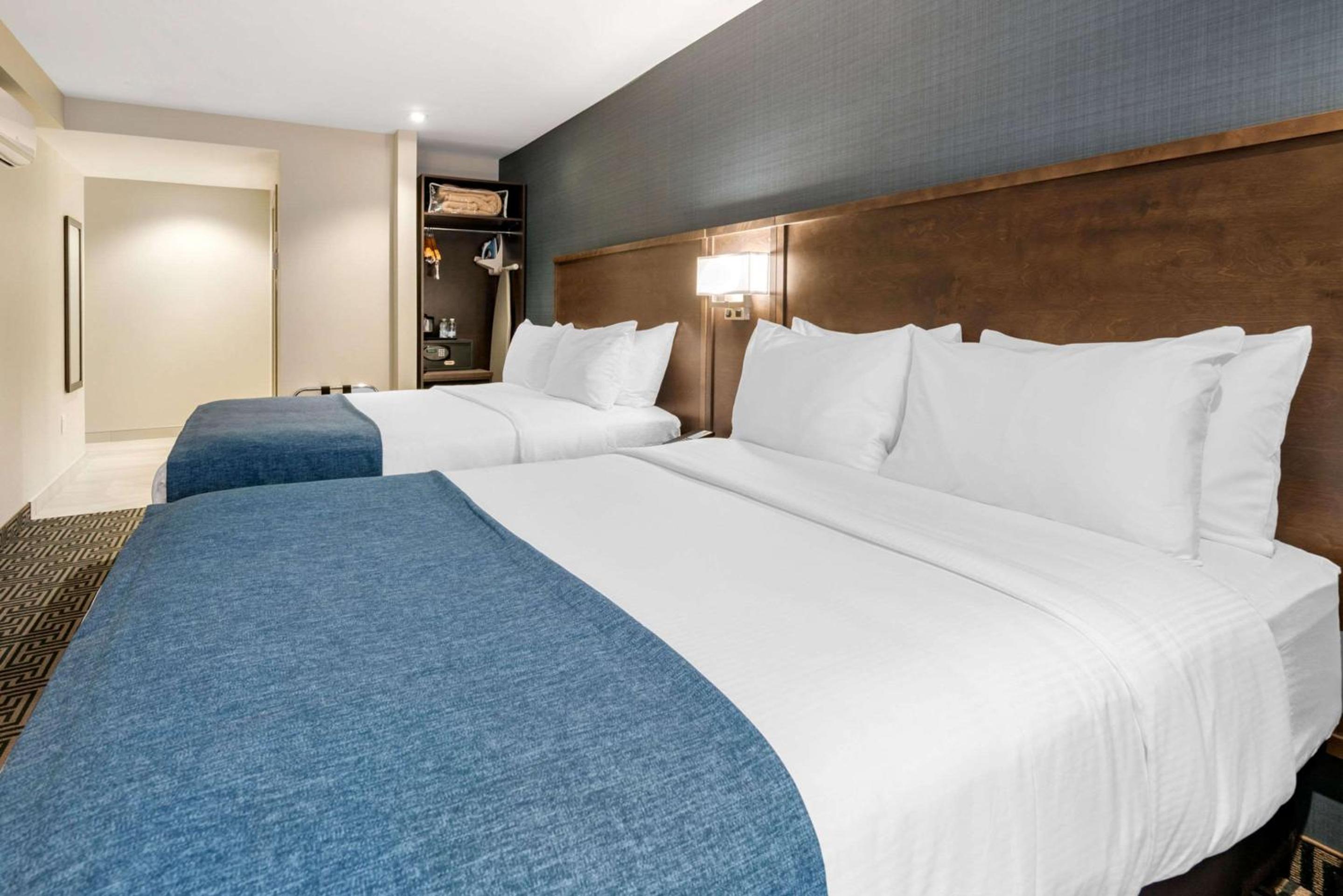 Queen Room with Two Queen Beds - Non-Smoking - Photo 2