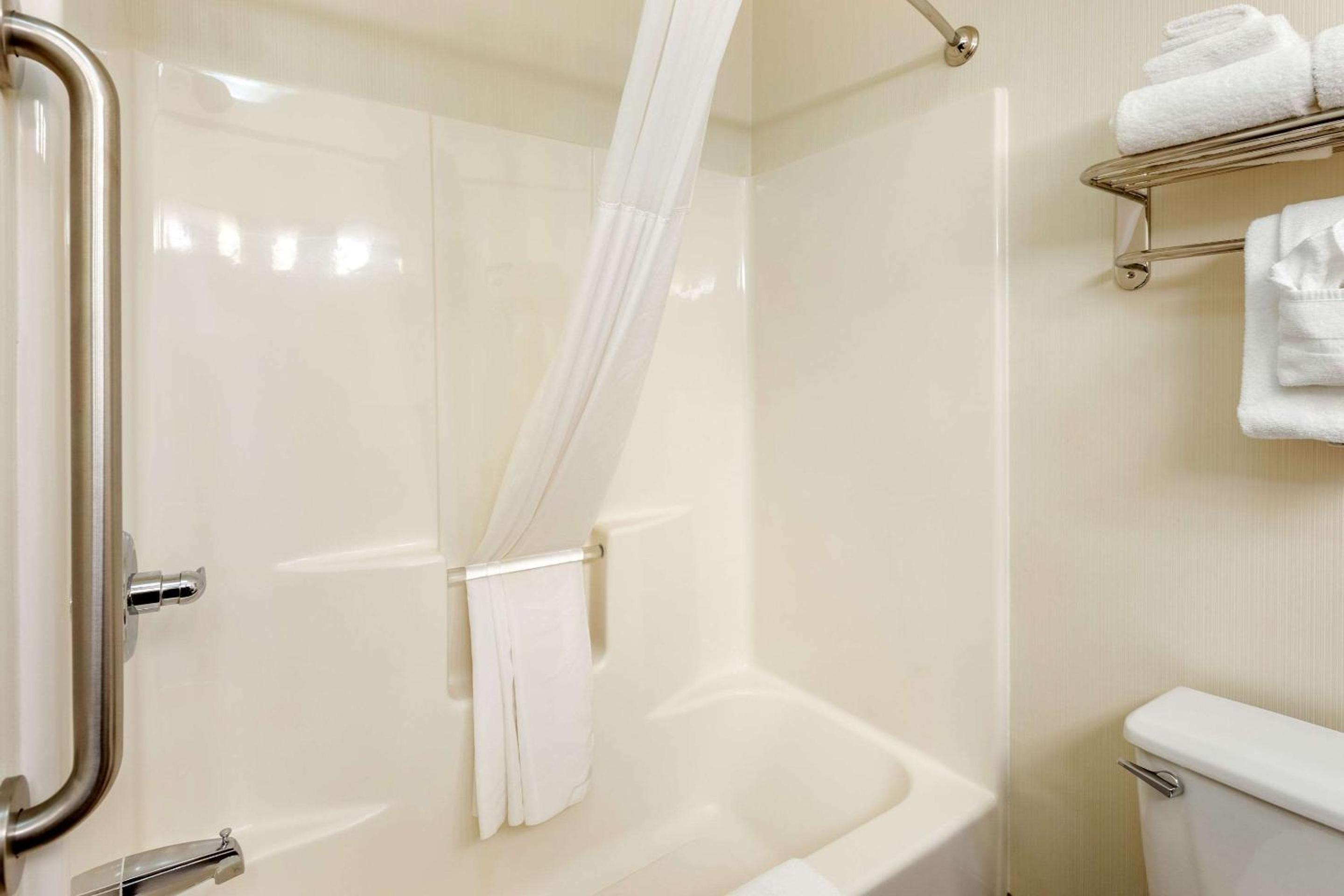 King Suite - Non-Smoking - Photo 3