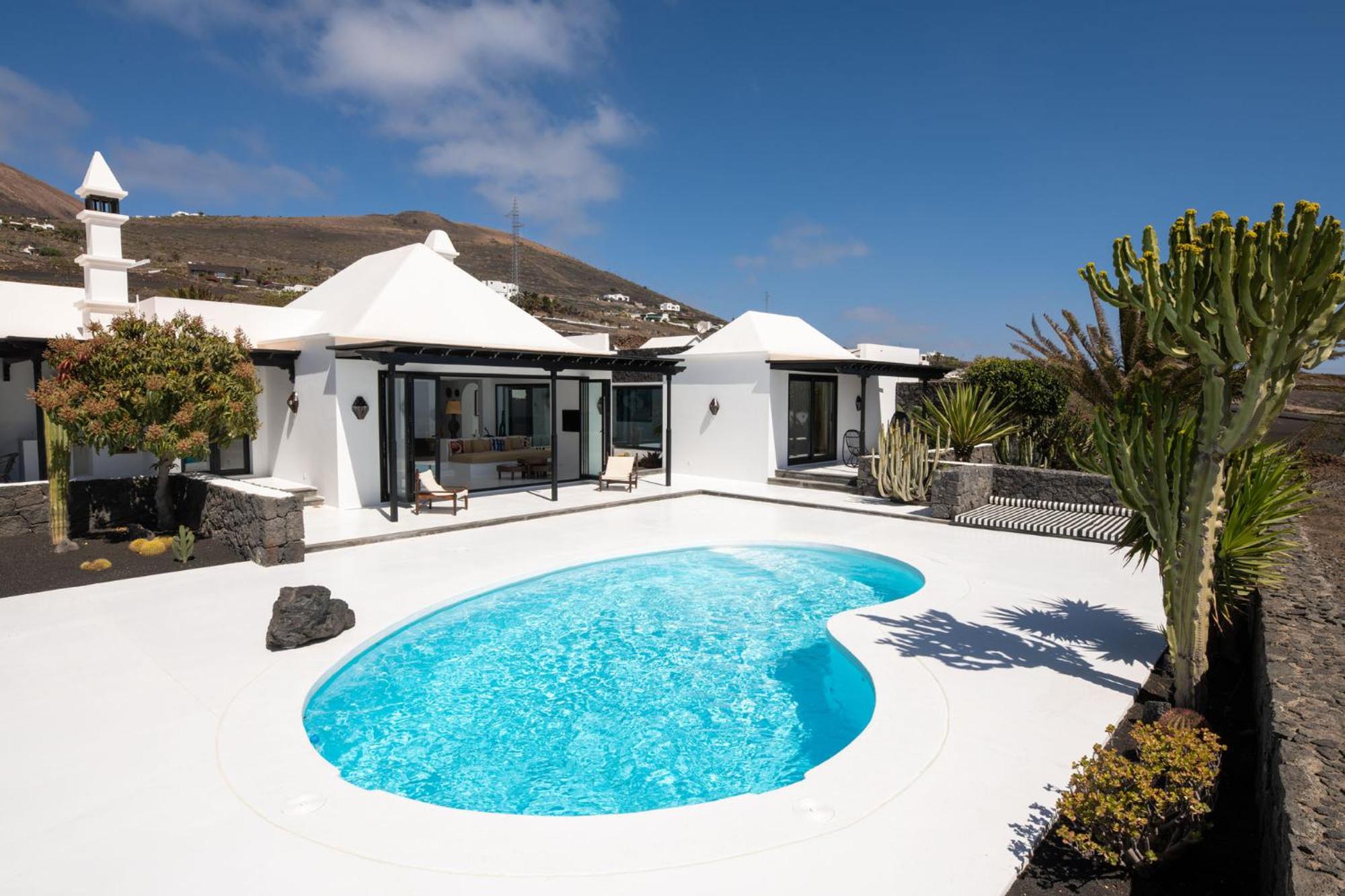 Villa with Sea View - Photo 12