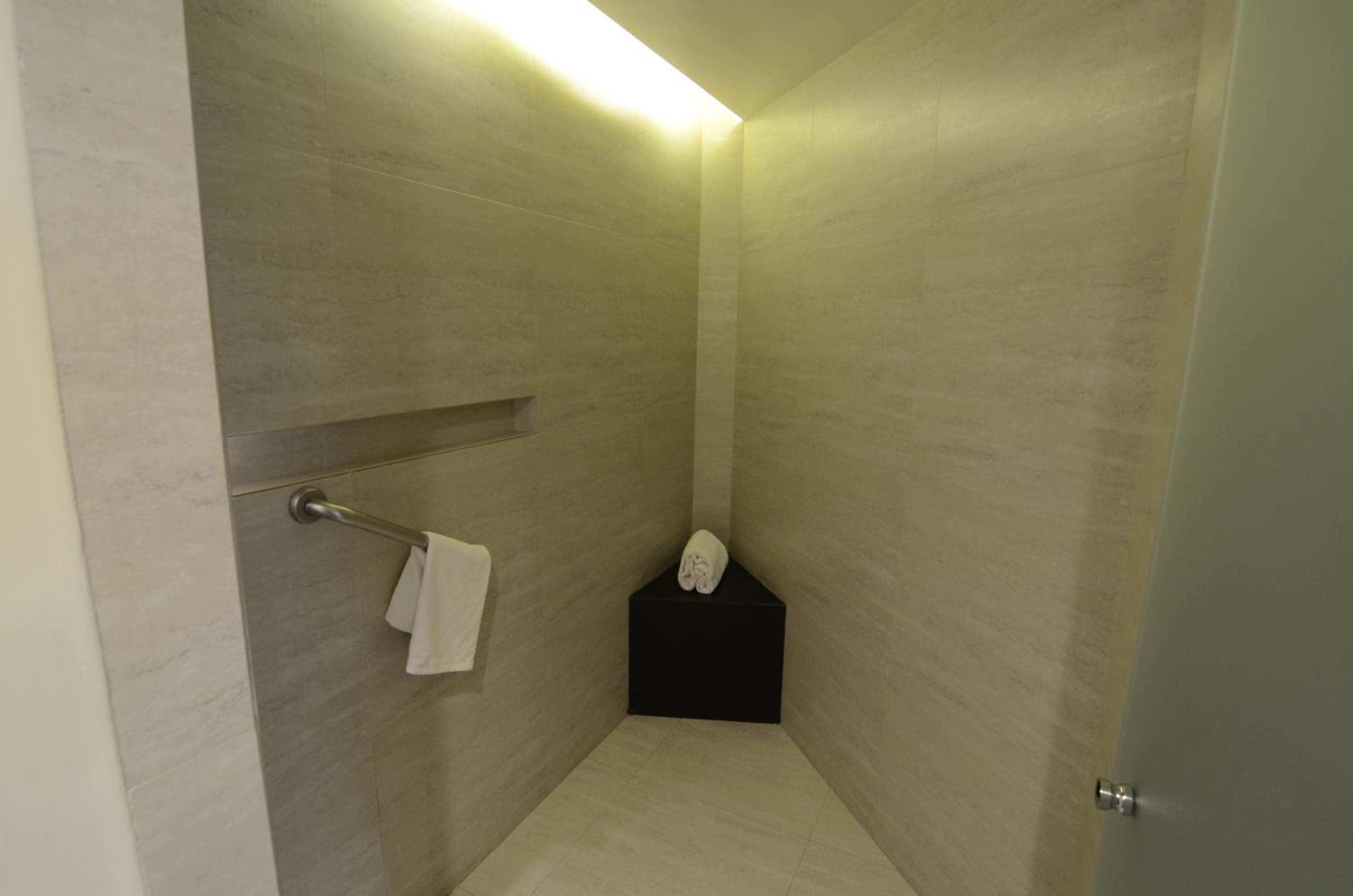 King Suite with Spa Bath - Photo 3