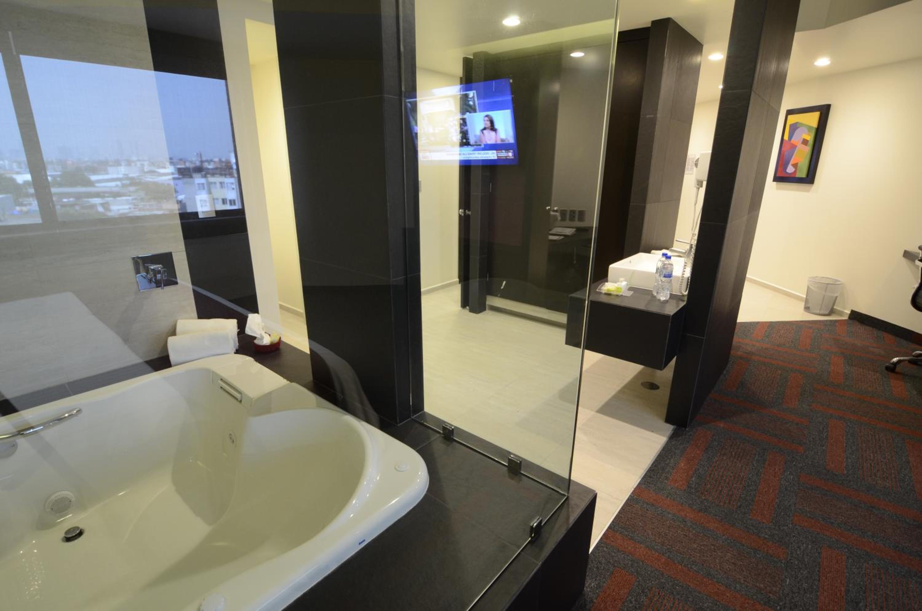 King Suite with Spa Bath - Photo 4