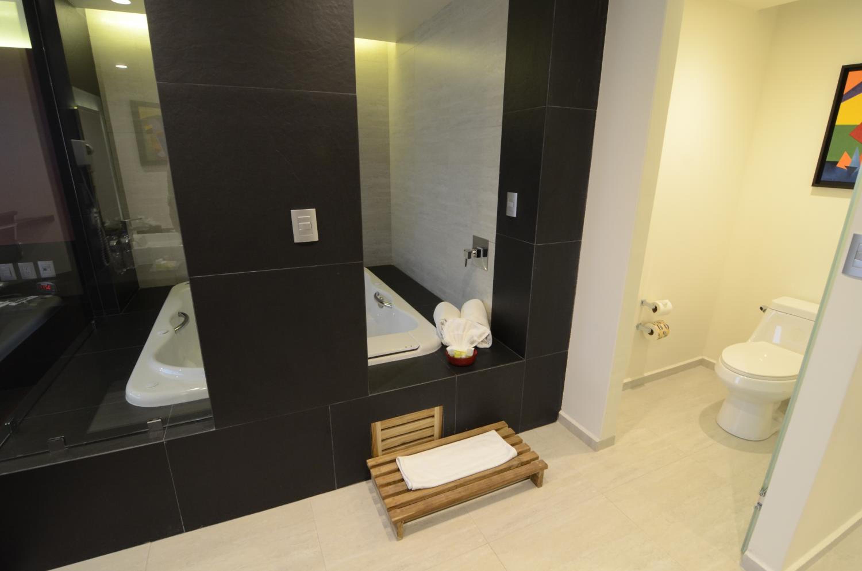 King Suite with Spa Bath - Photo 5