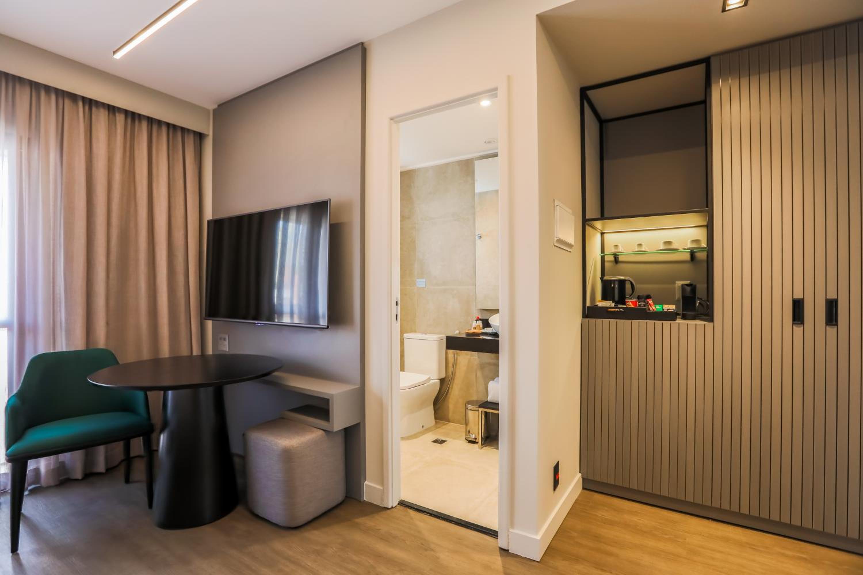 Deluxe Room with King Bed - Photo 4