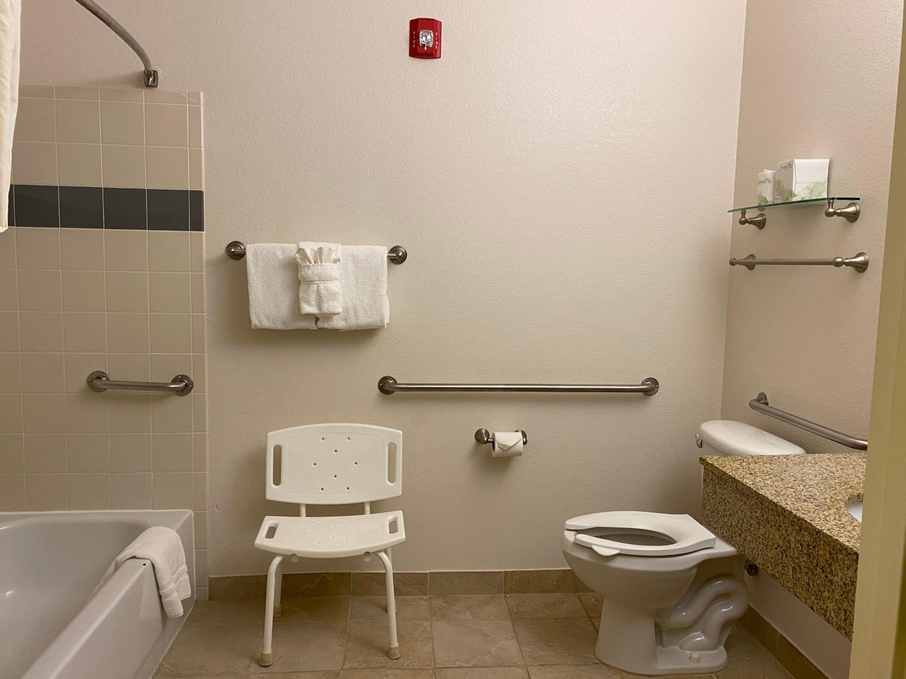 Queen Room - Mobility Access/Non-Smoking photo 2