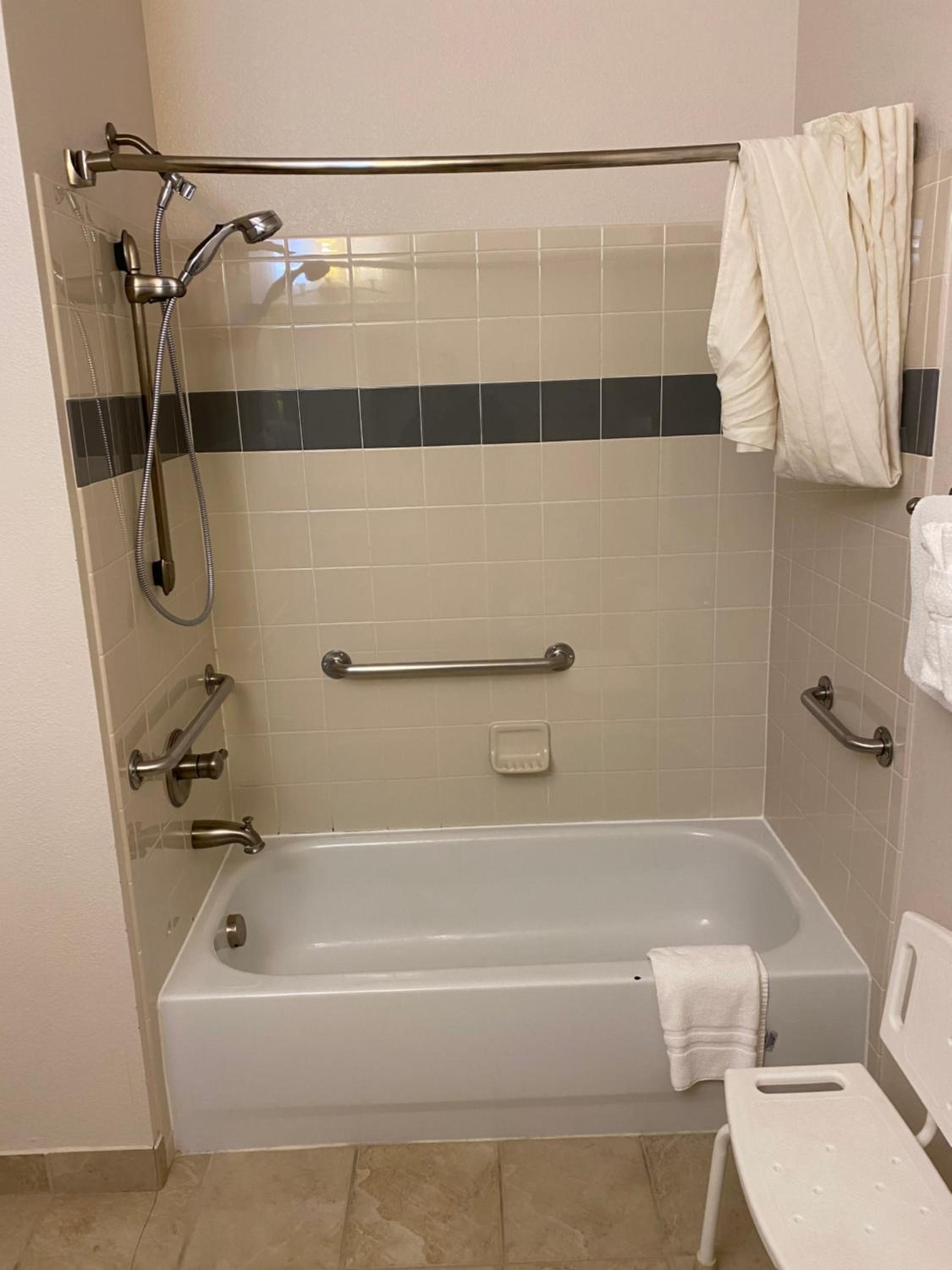 Queen Room - Mobility Access/Non-Smoking photo 3