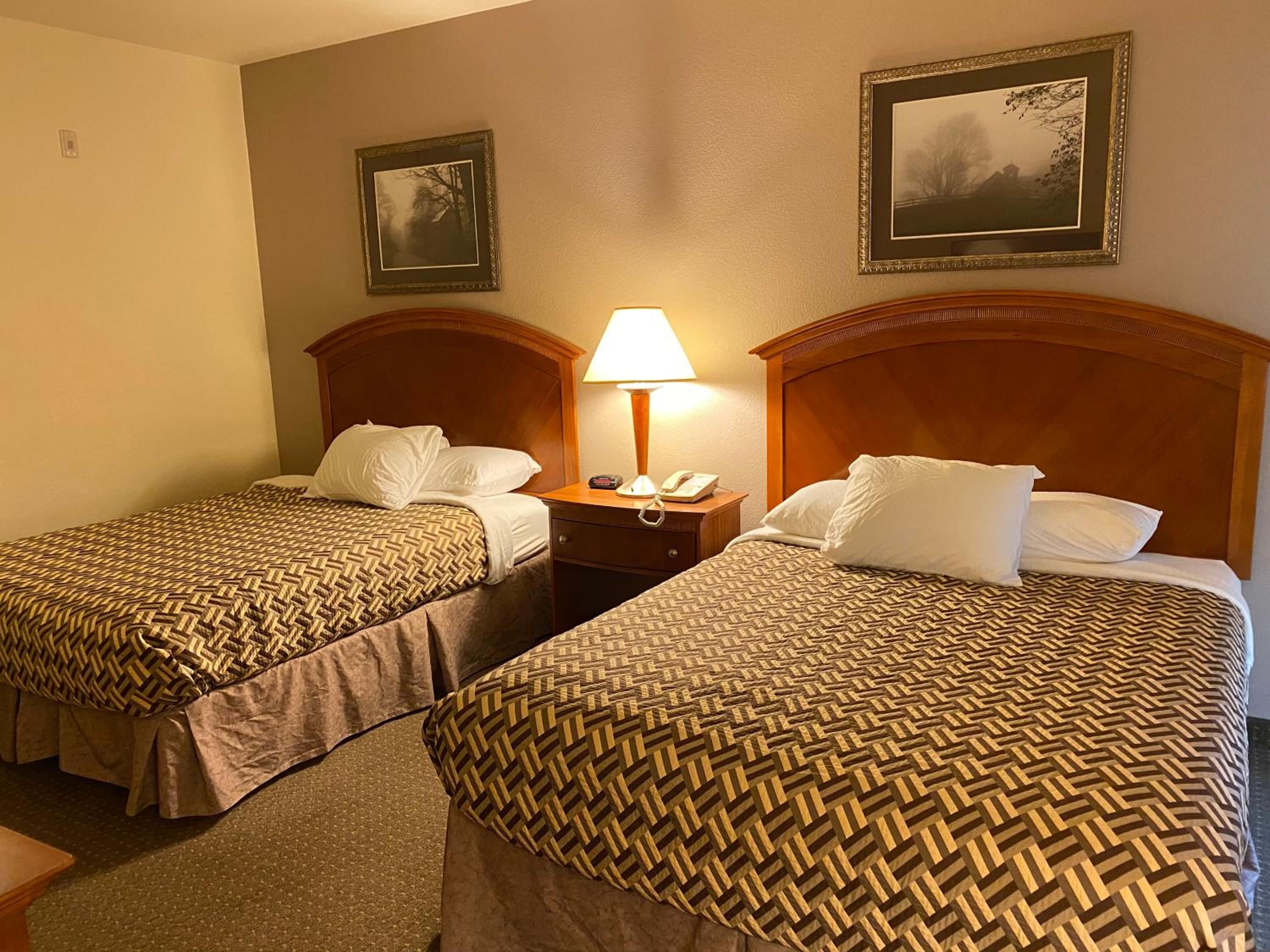Queen Room with Two Queen Beds - Non-Smoking photo 3