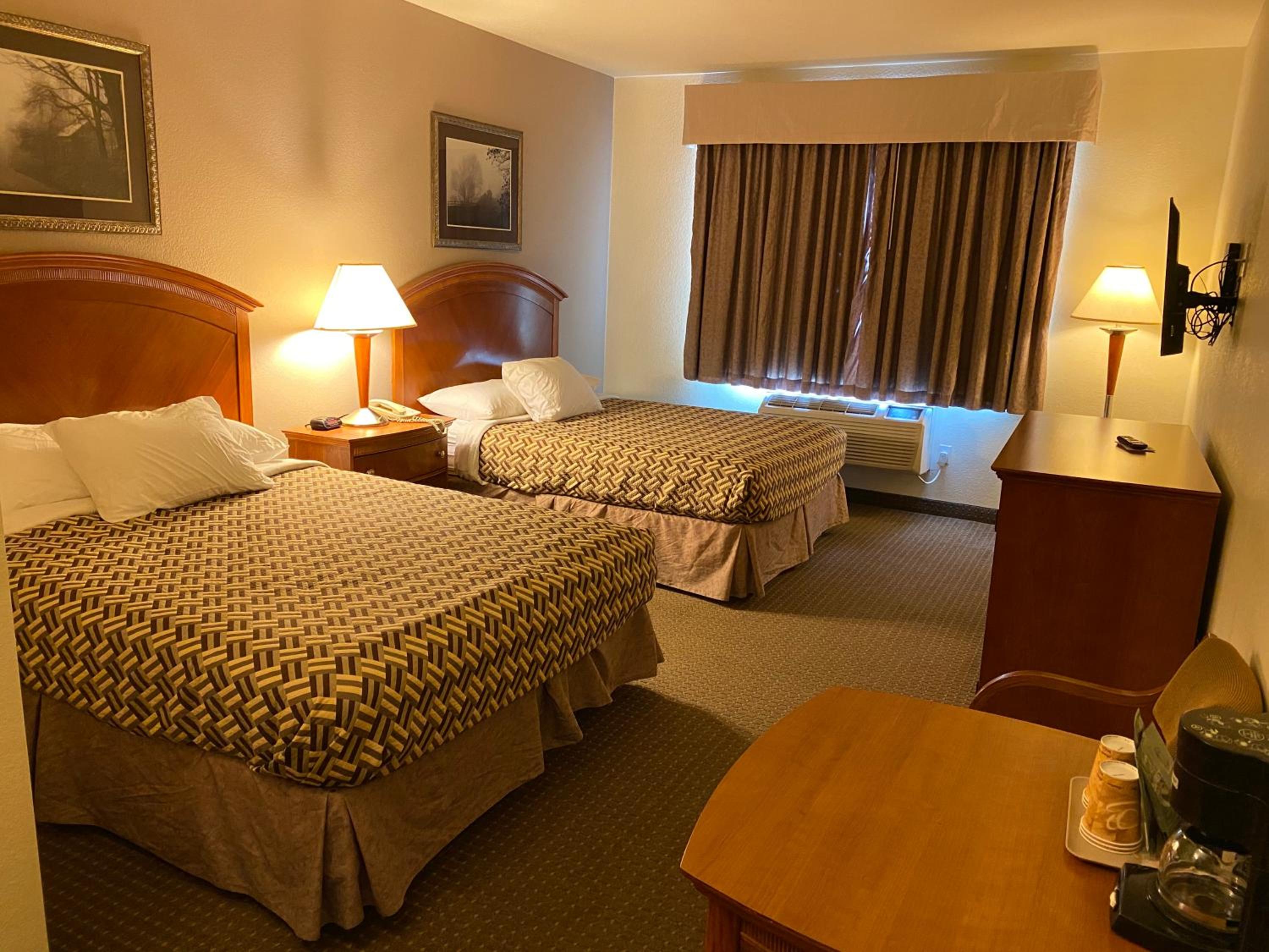Queen Room with Two Queen Beds - Non-Smoking photo 2