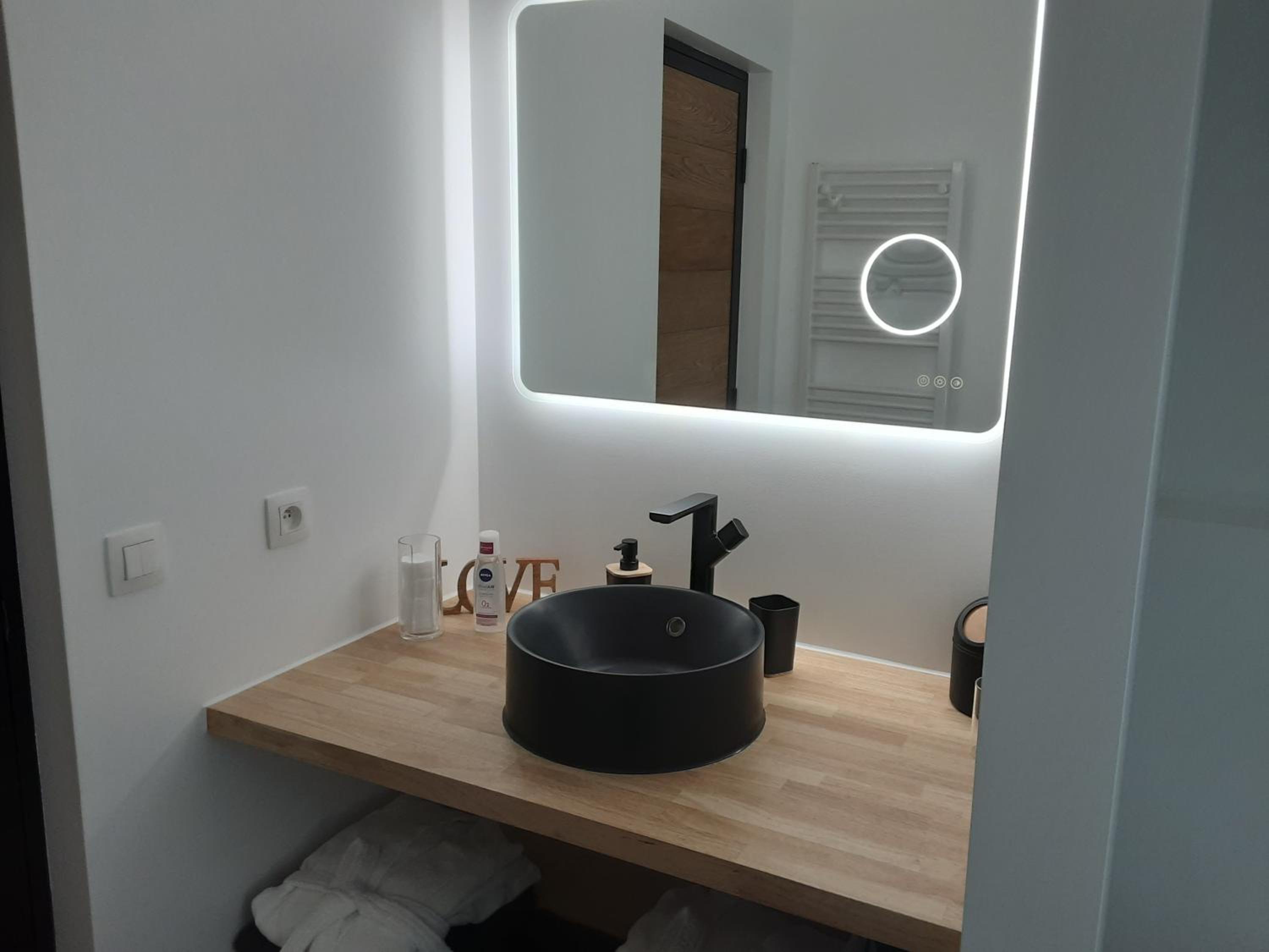 Suite with Hot Tub photo 2