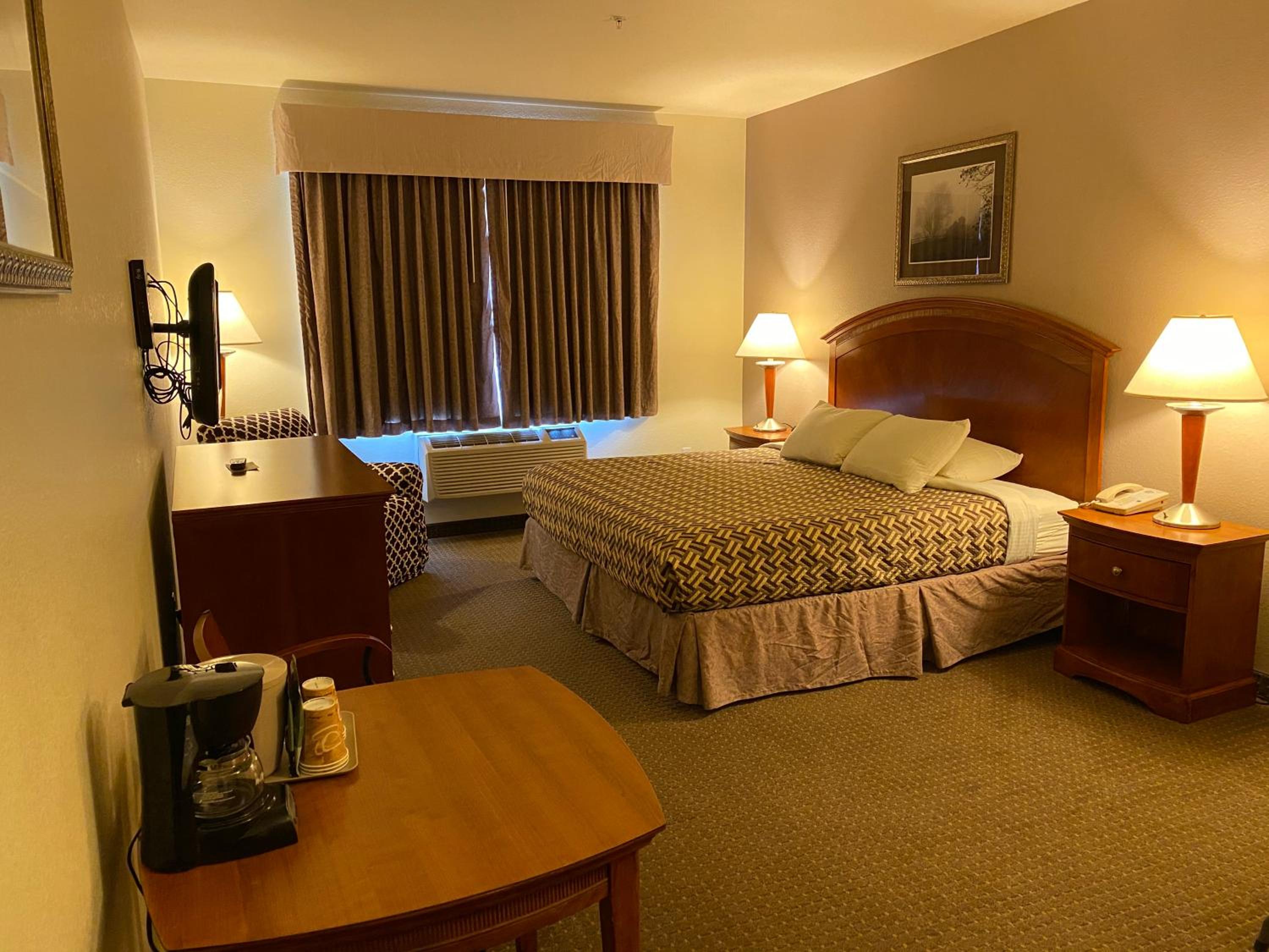 King Room - Non-Smoking photo 2
