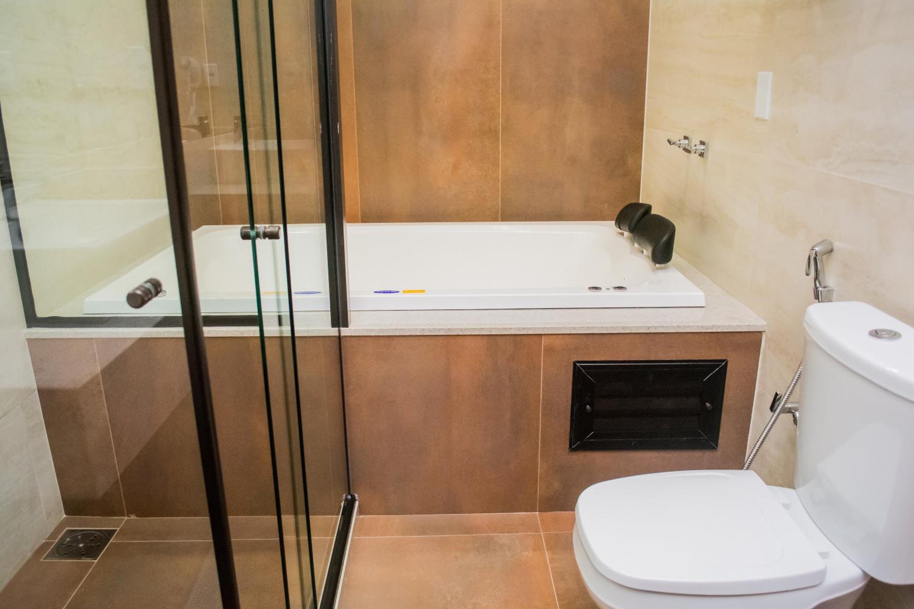 Deluxe Suite with Spa Bath - Photo 2