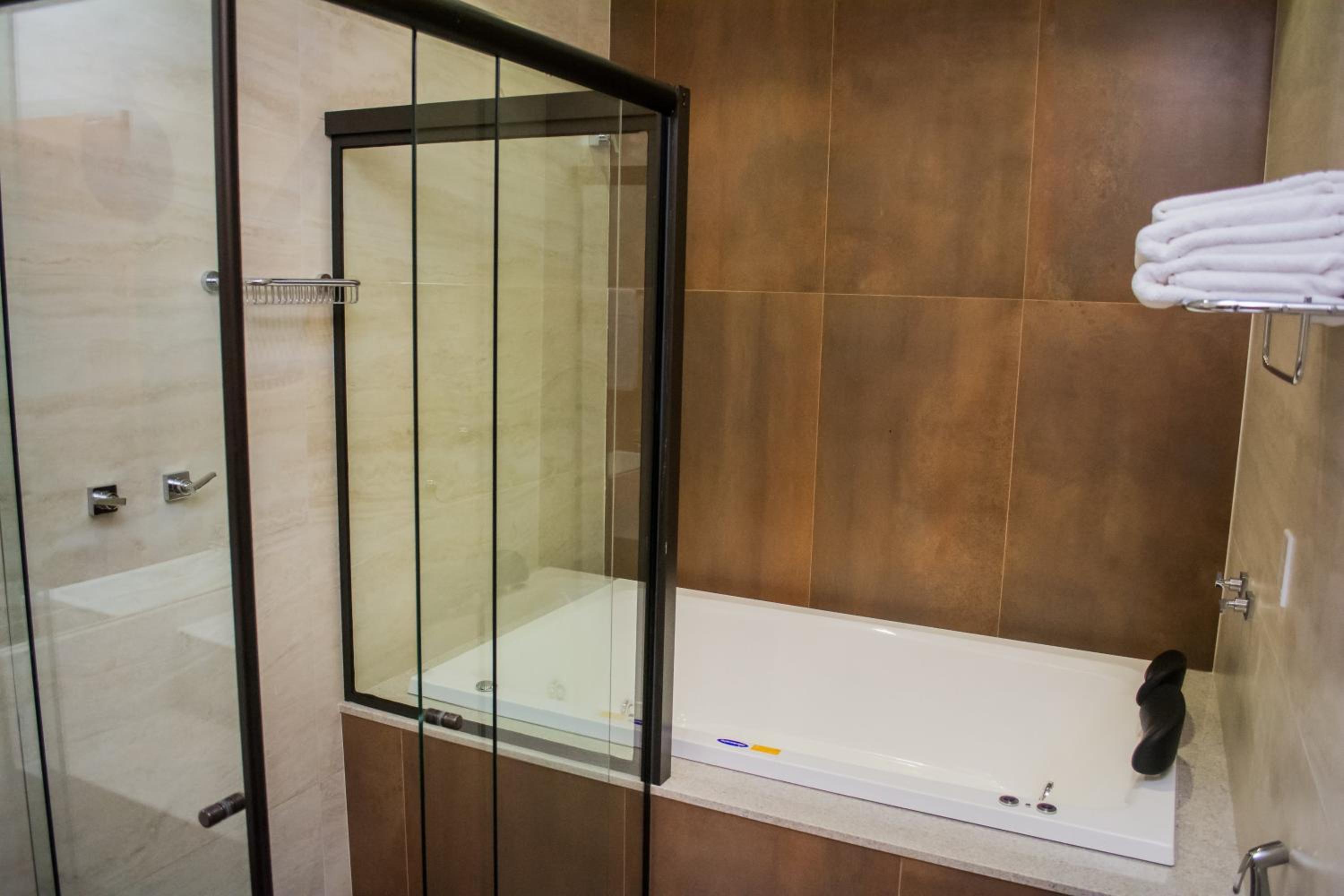 Deluxe Suite with Spa Bath - Photo 3