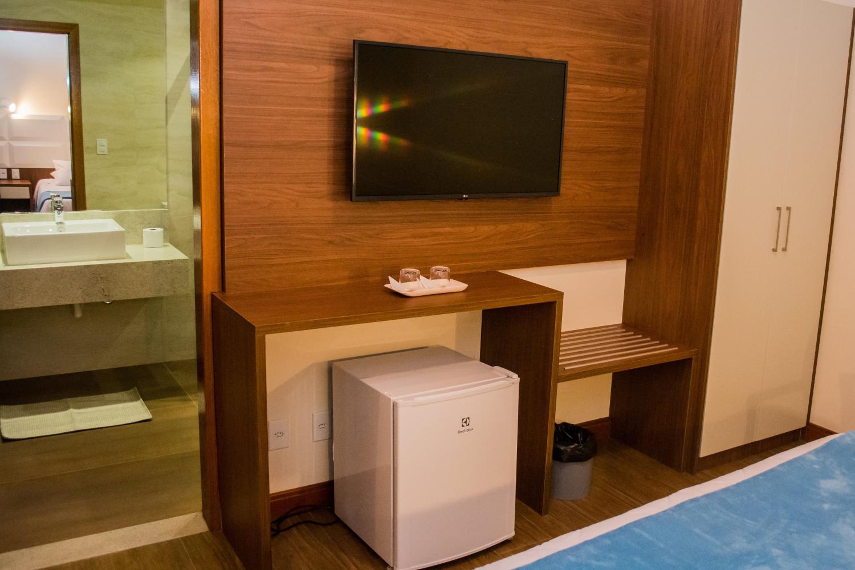 Deluxe Suite with Spa Bath - Photo 36