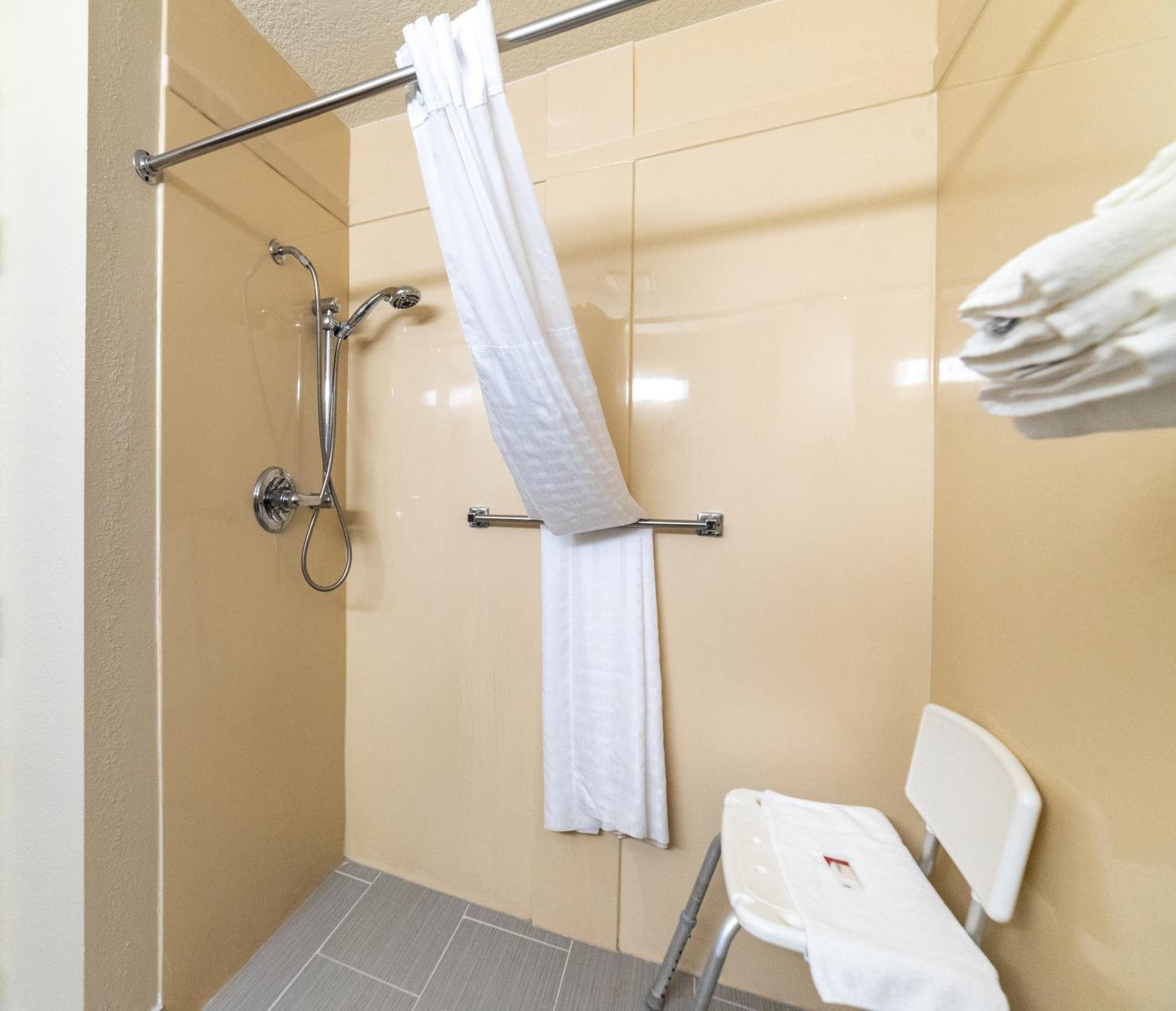 Deluxe King Room - Mobility Access/Non-Smoking - Photo 4
