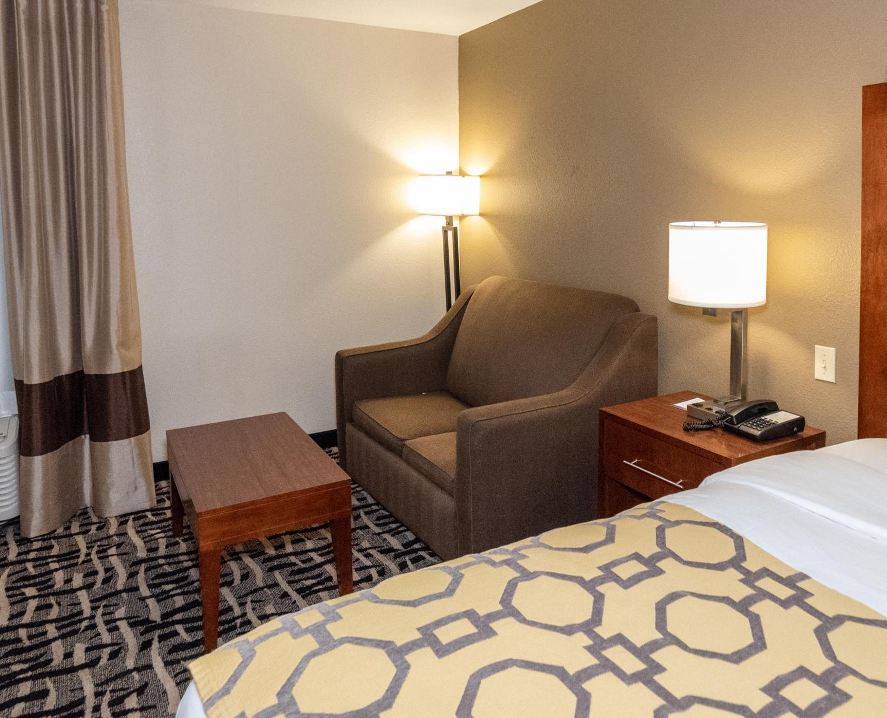 Deluxe King Room - Non-Smoking - Photo 5