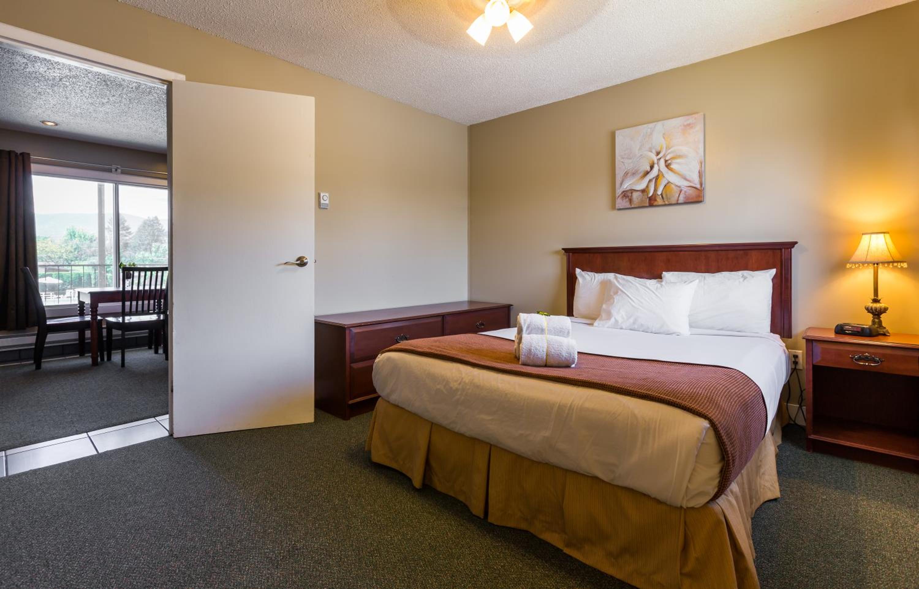 One-Bedroom Suite - Photo 2