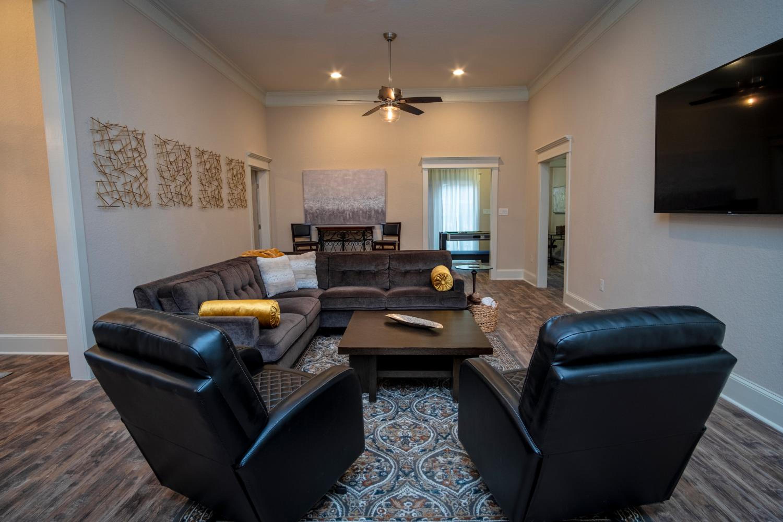 Five-Bedroom House - Photo 6