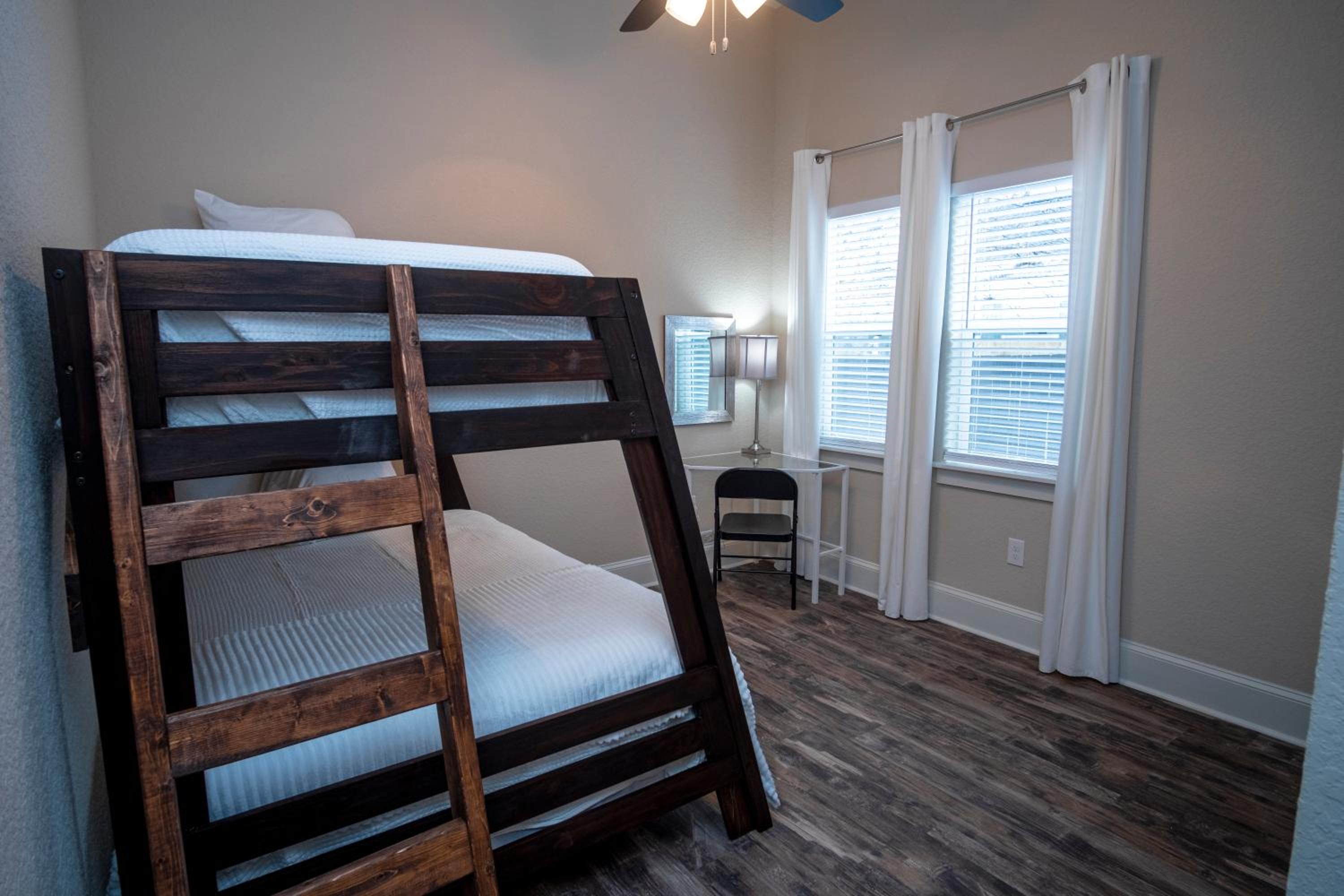 Five-Bedroom House - Photo 14