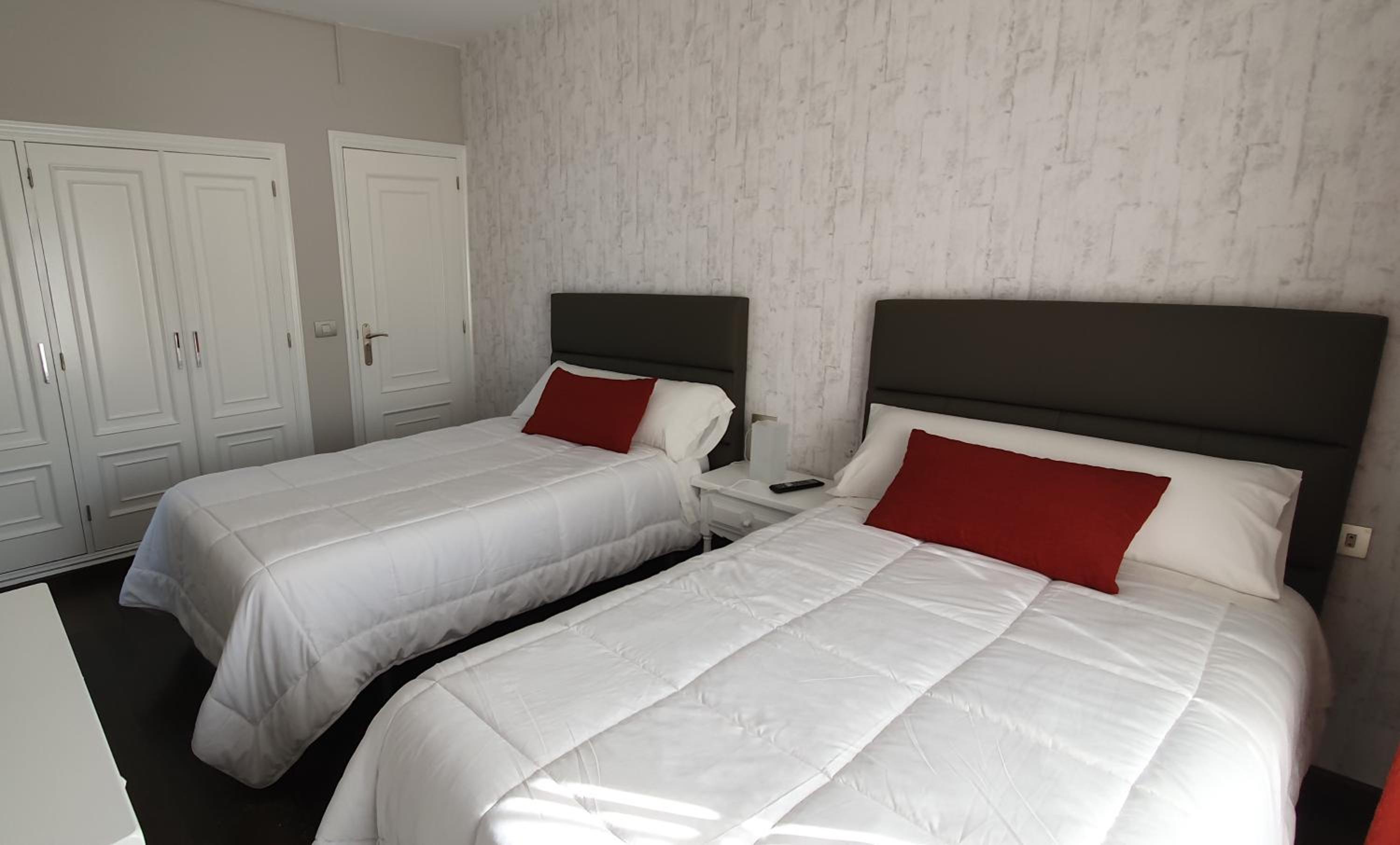 Double or Twin Room - Photo 3