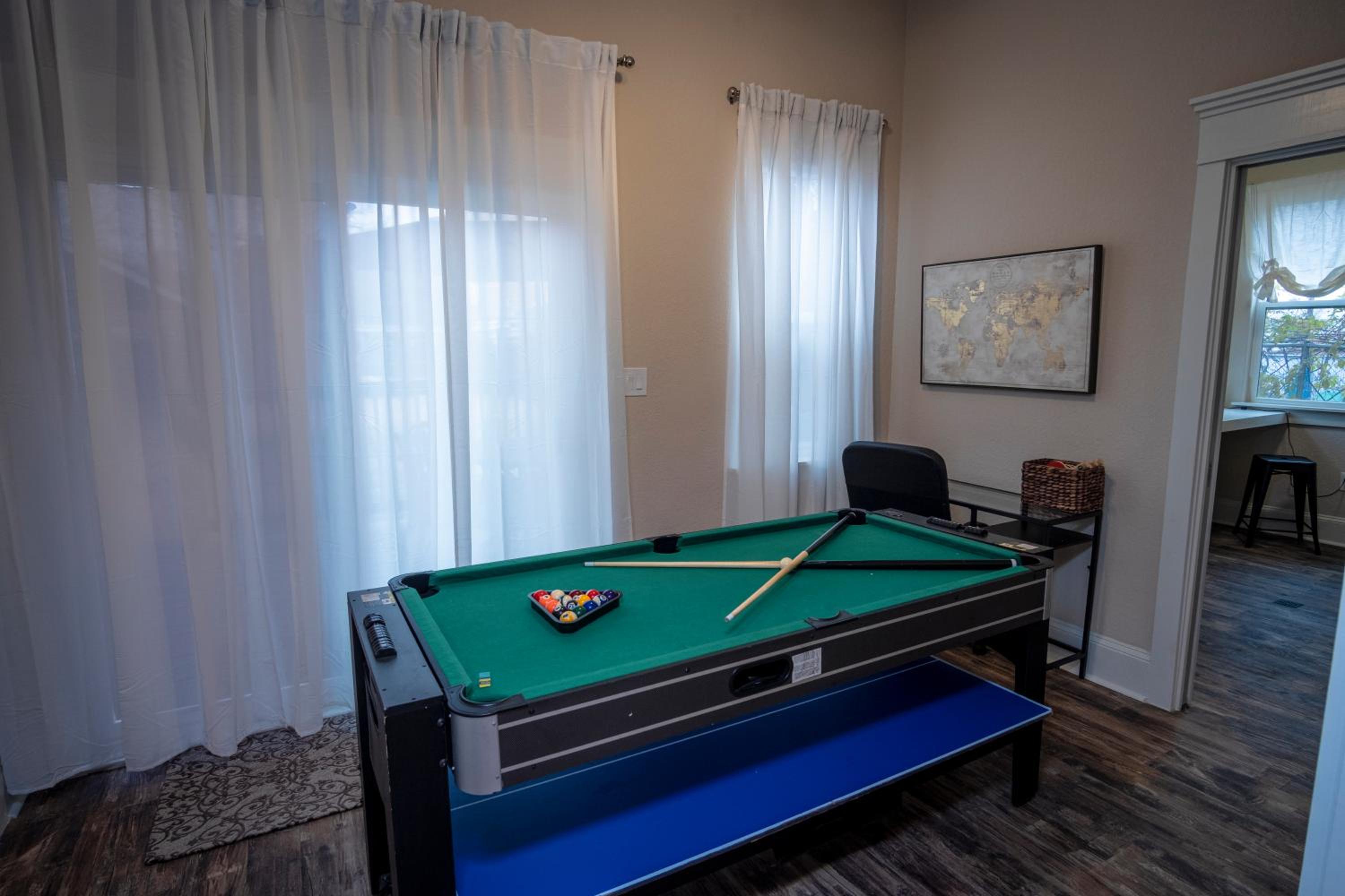 Five-Bedroom House - Photo 23