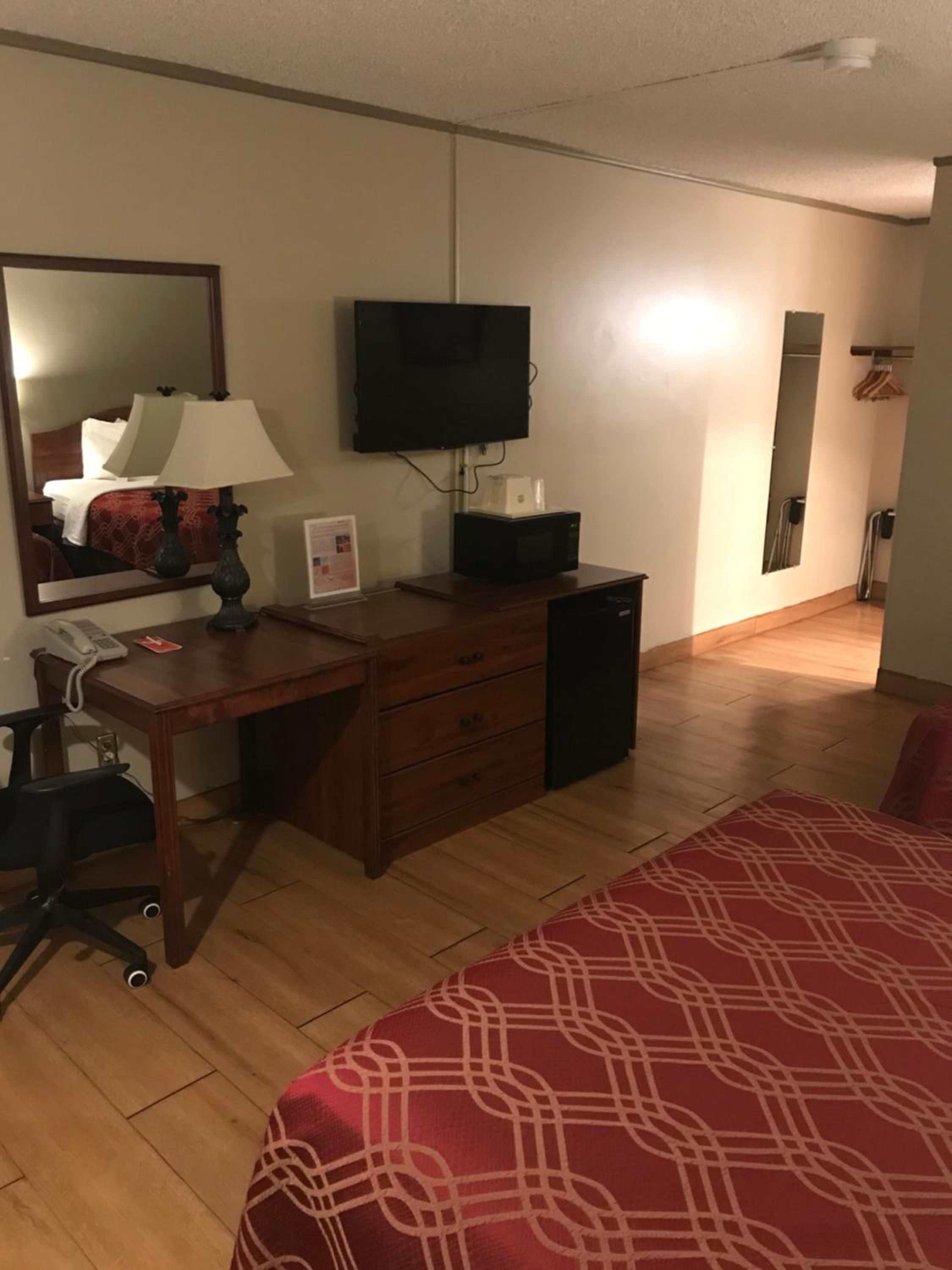 Queen Room with Two Queen Beds - Accessible/Non-Smoking  - Photo 2