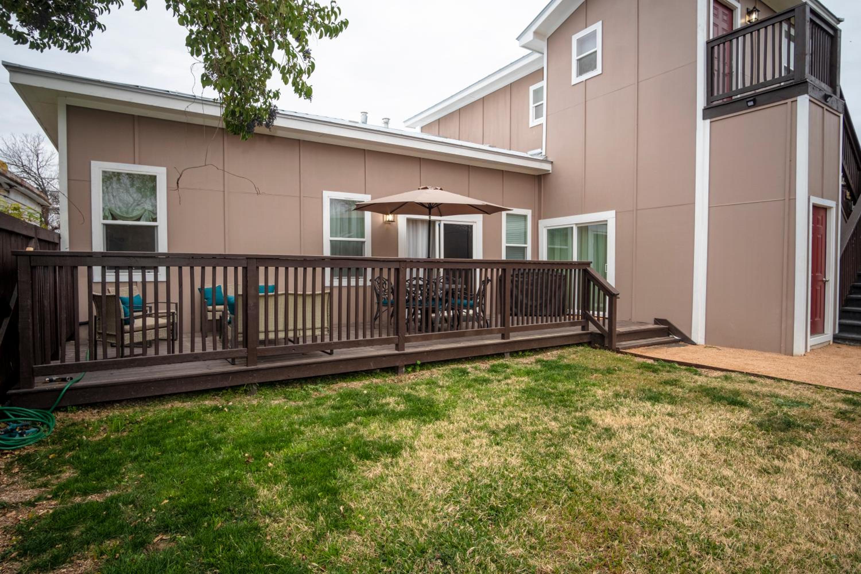 Five-Bedroom House - Photo 25