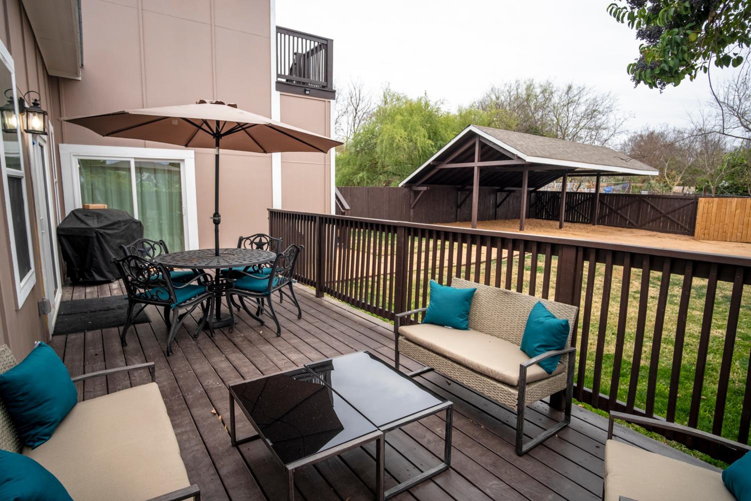 Five-Bedroom House - Photo 26