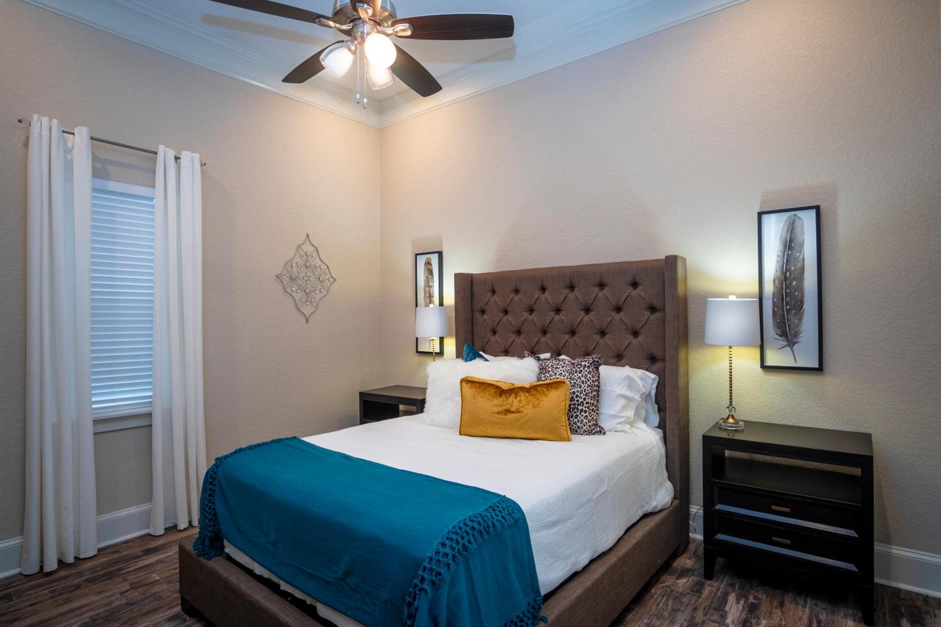 Five-Bedroom House - Photo 32