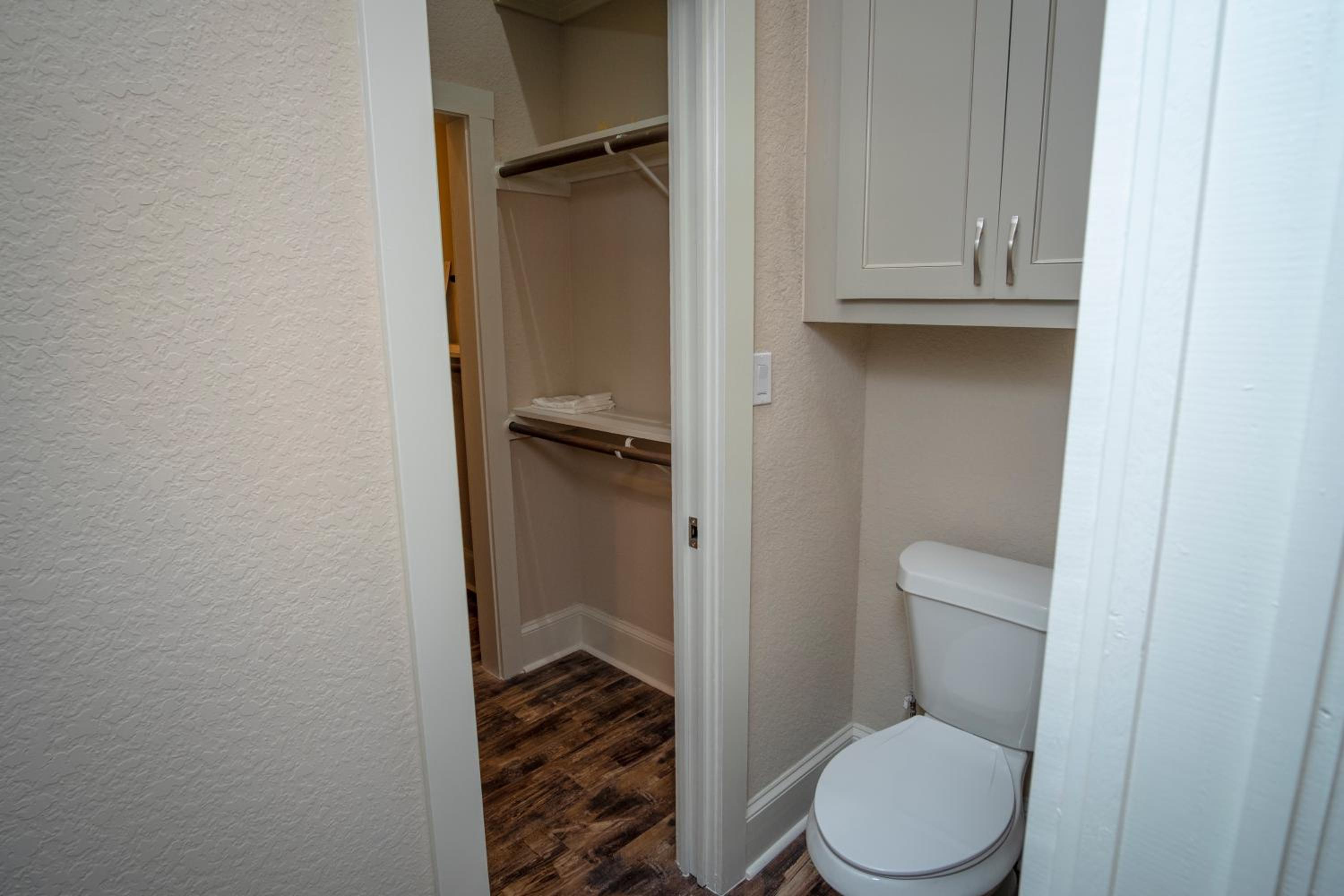 Five-Bedroom House - Photo 33