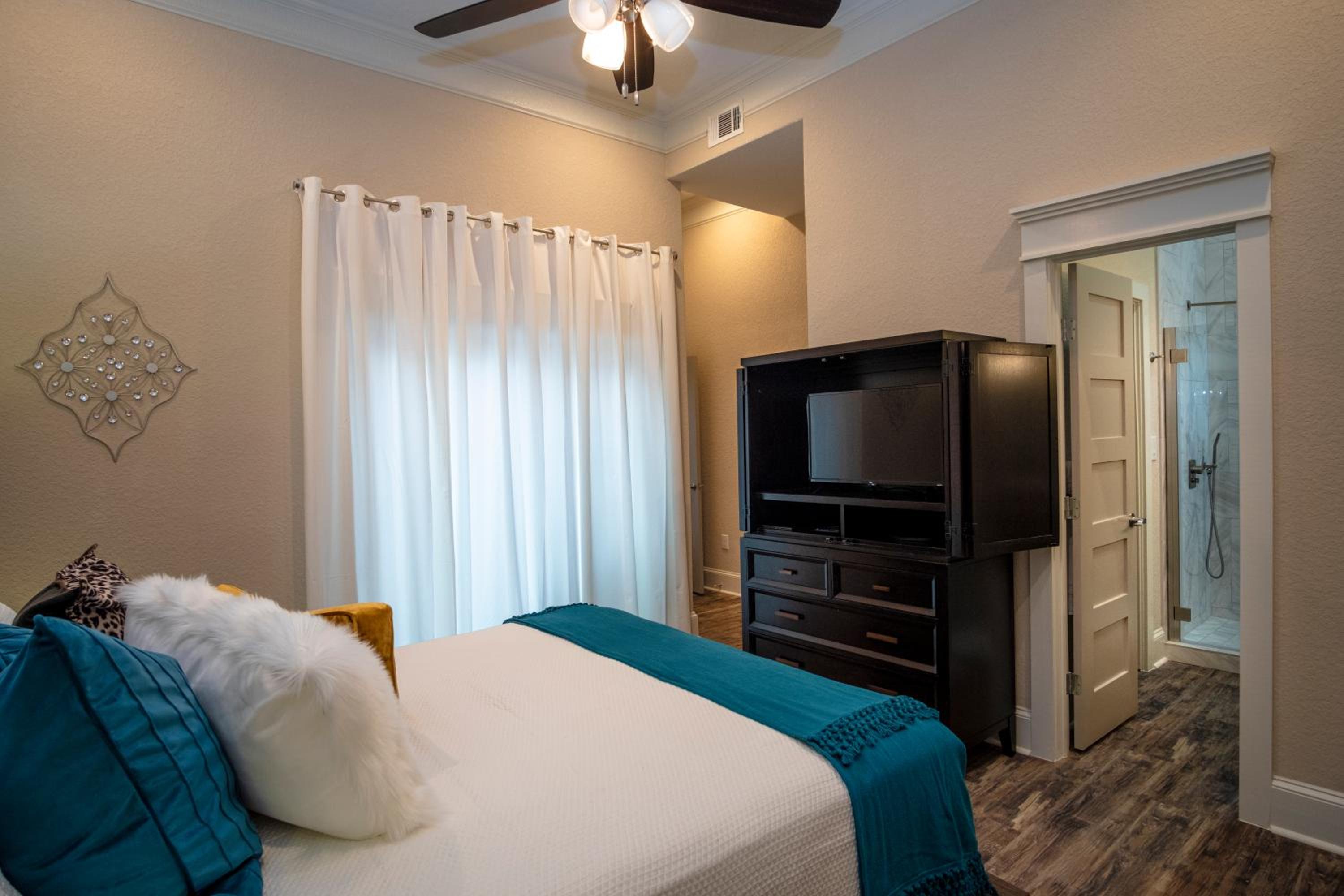 Five-Bedroom House - Photo 36