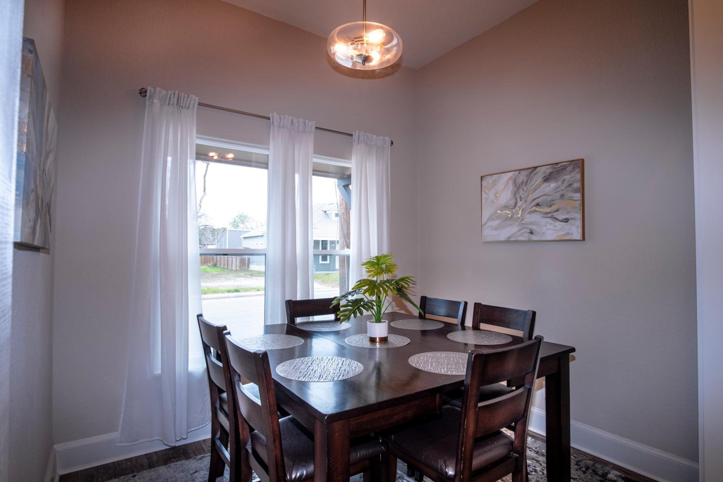 Five-Bedroom House - Photo 37