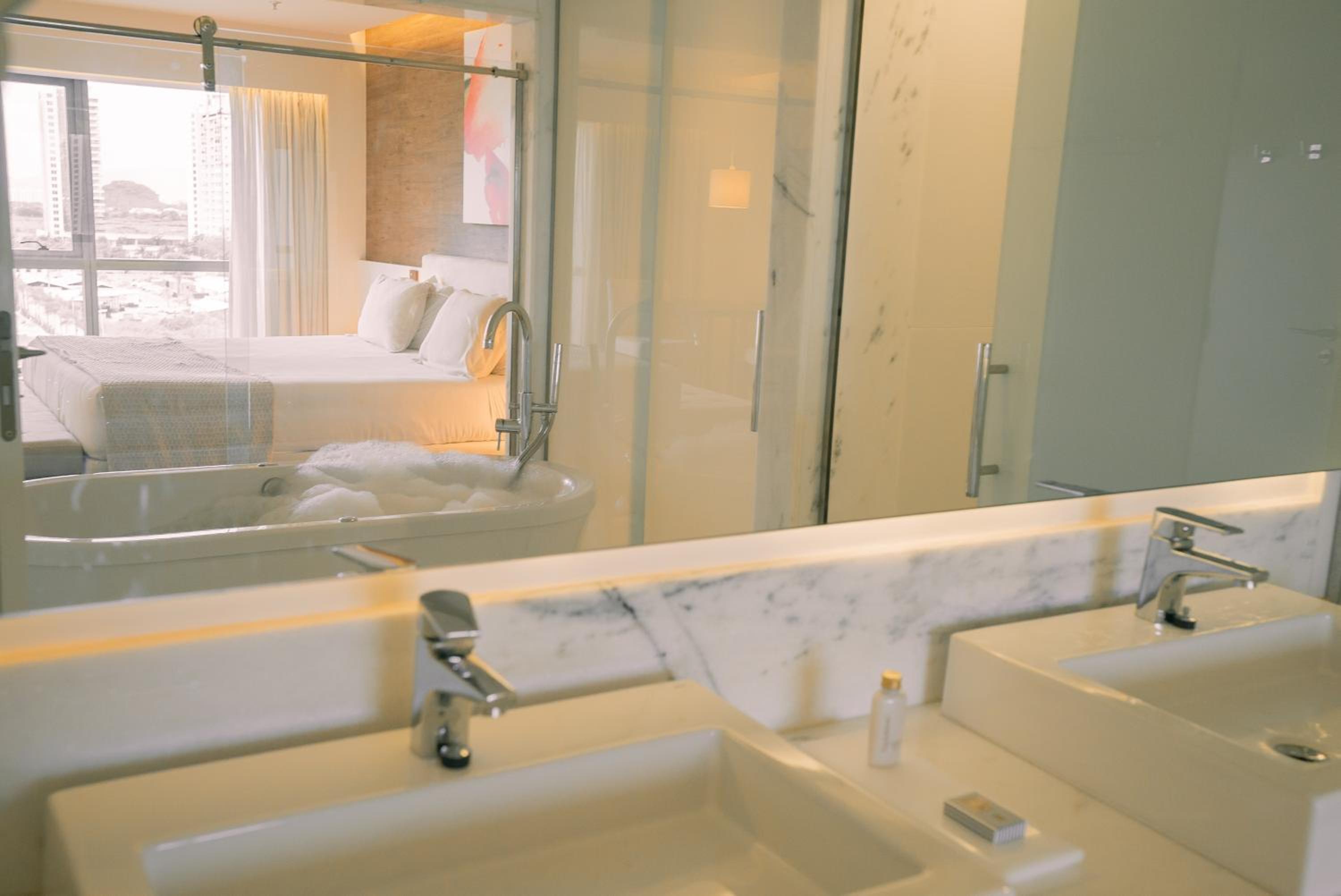 Deluxe King Room with Whirlpool thumbnail 5