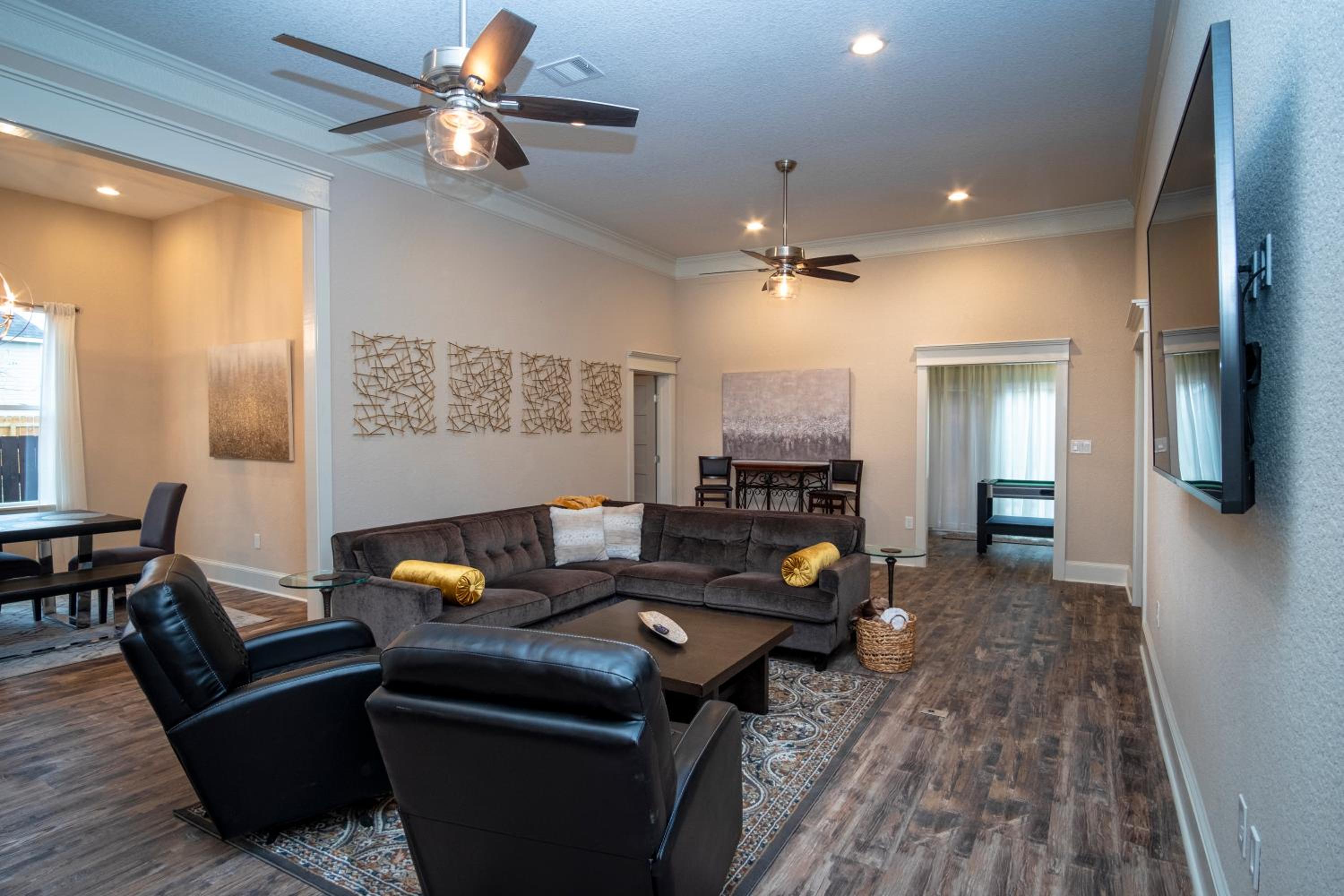Five-Bedroom House - Photo 38