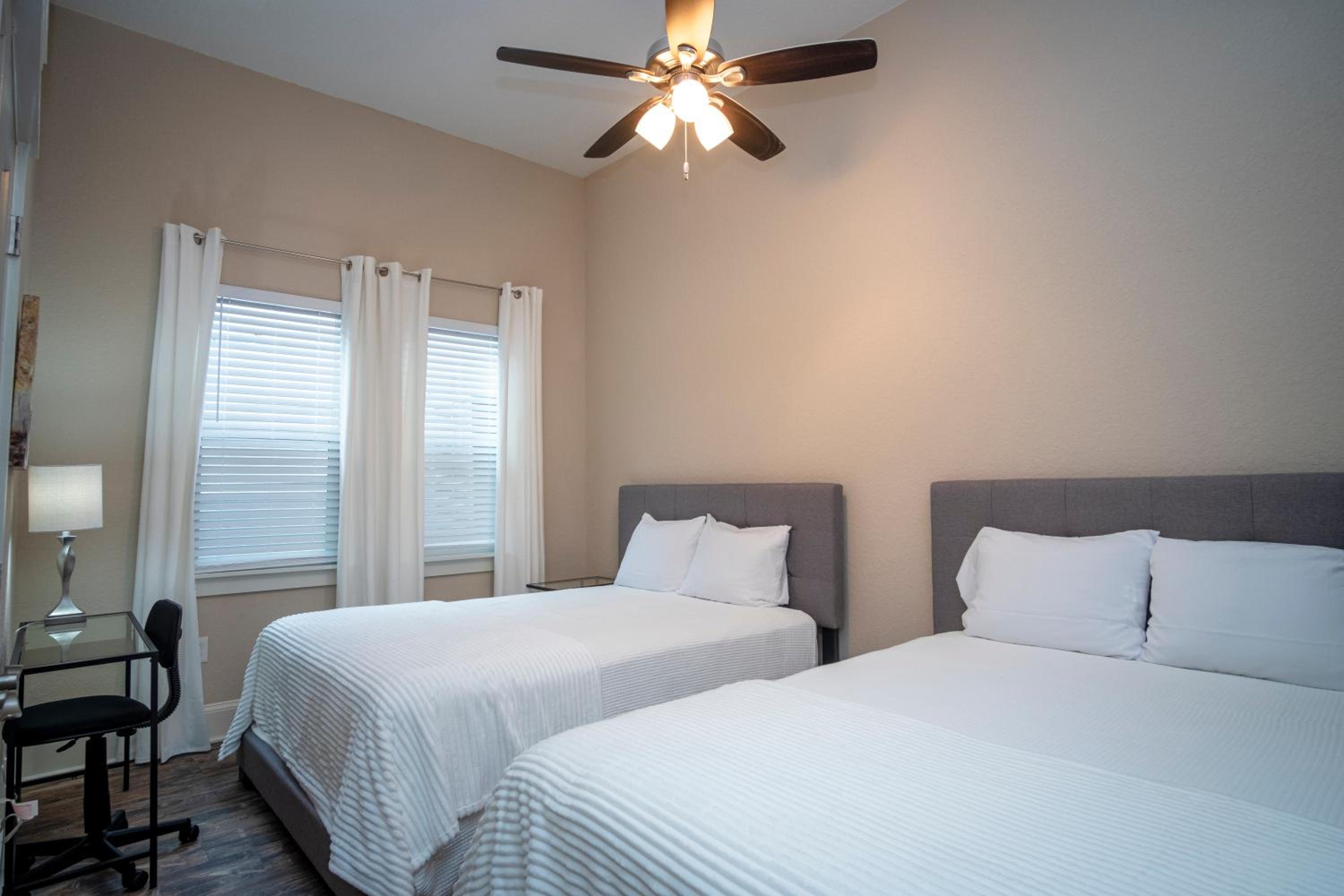 Five-Bedroom House - Photo 39