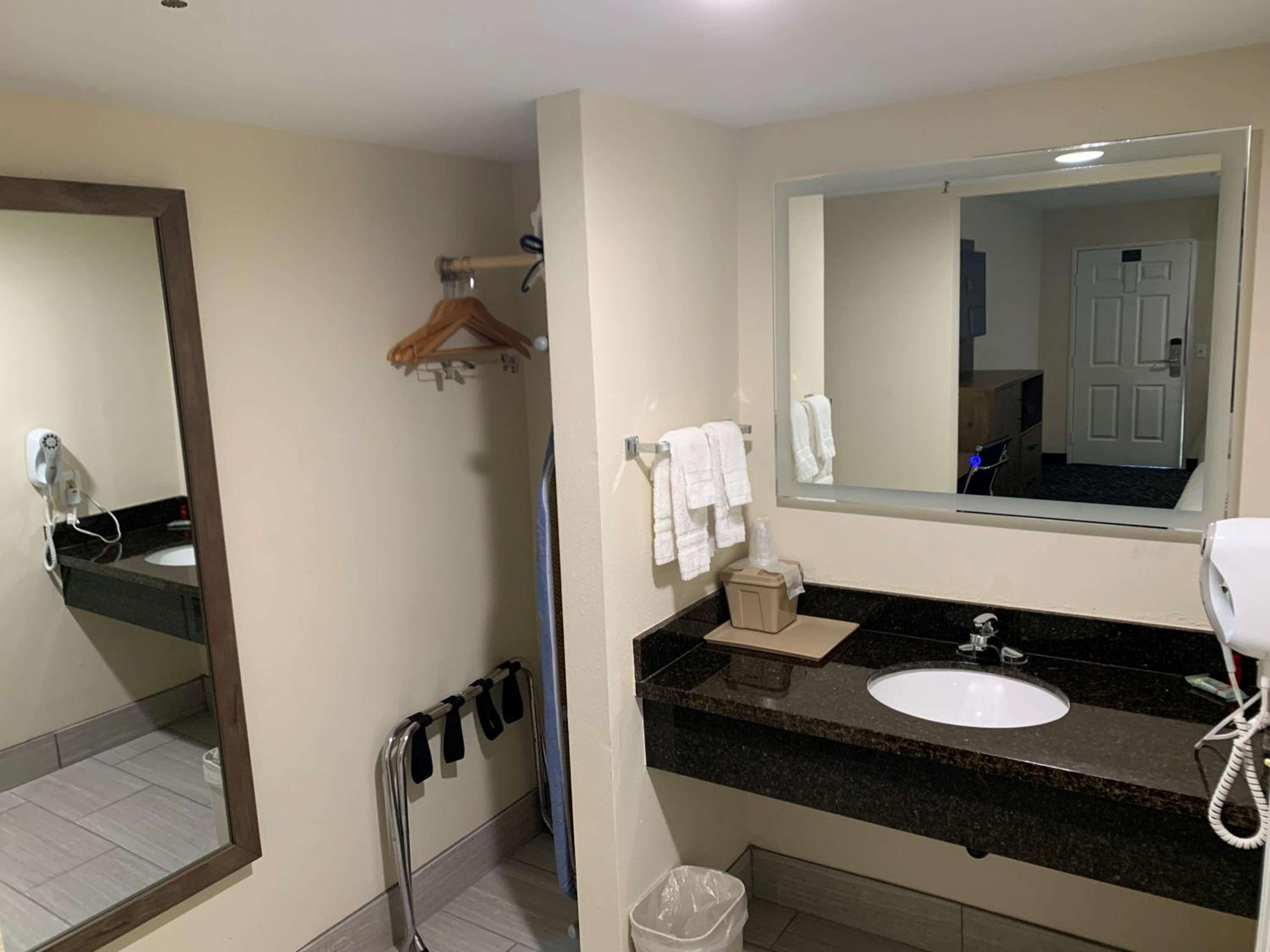 King Room With Roll-In Shower - Disability Access - Photo 2