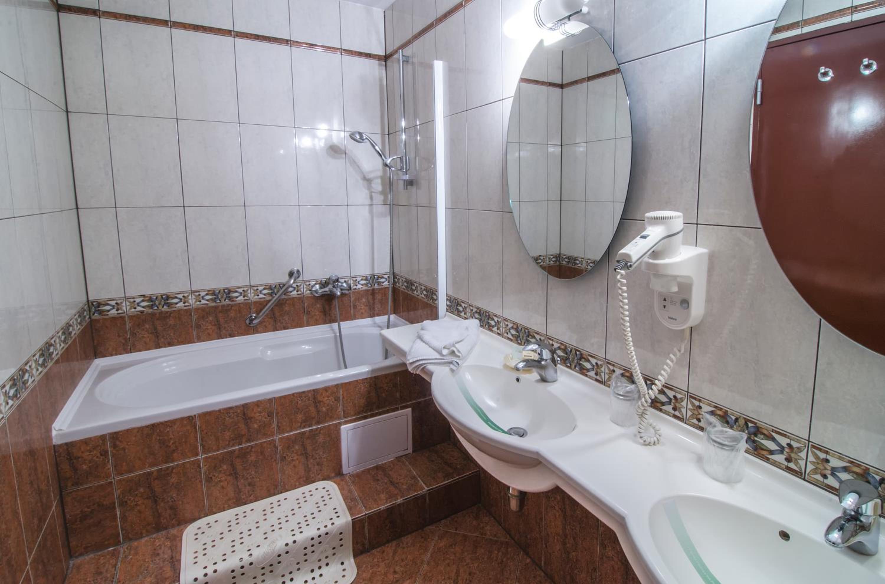 Double or Twin Room - Photo 7