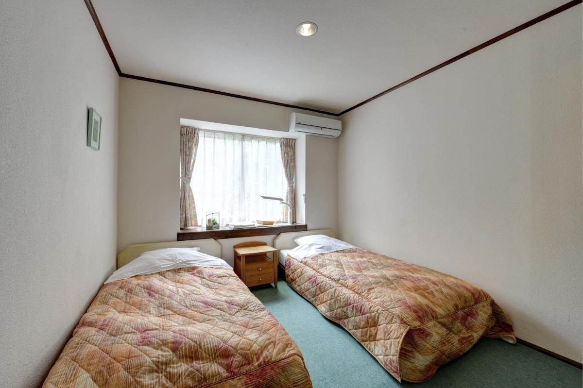 Twin Room with Shared Bathroom photo 2