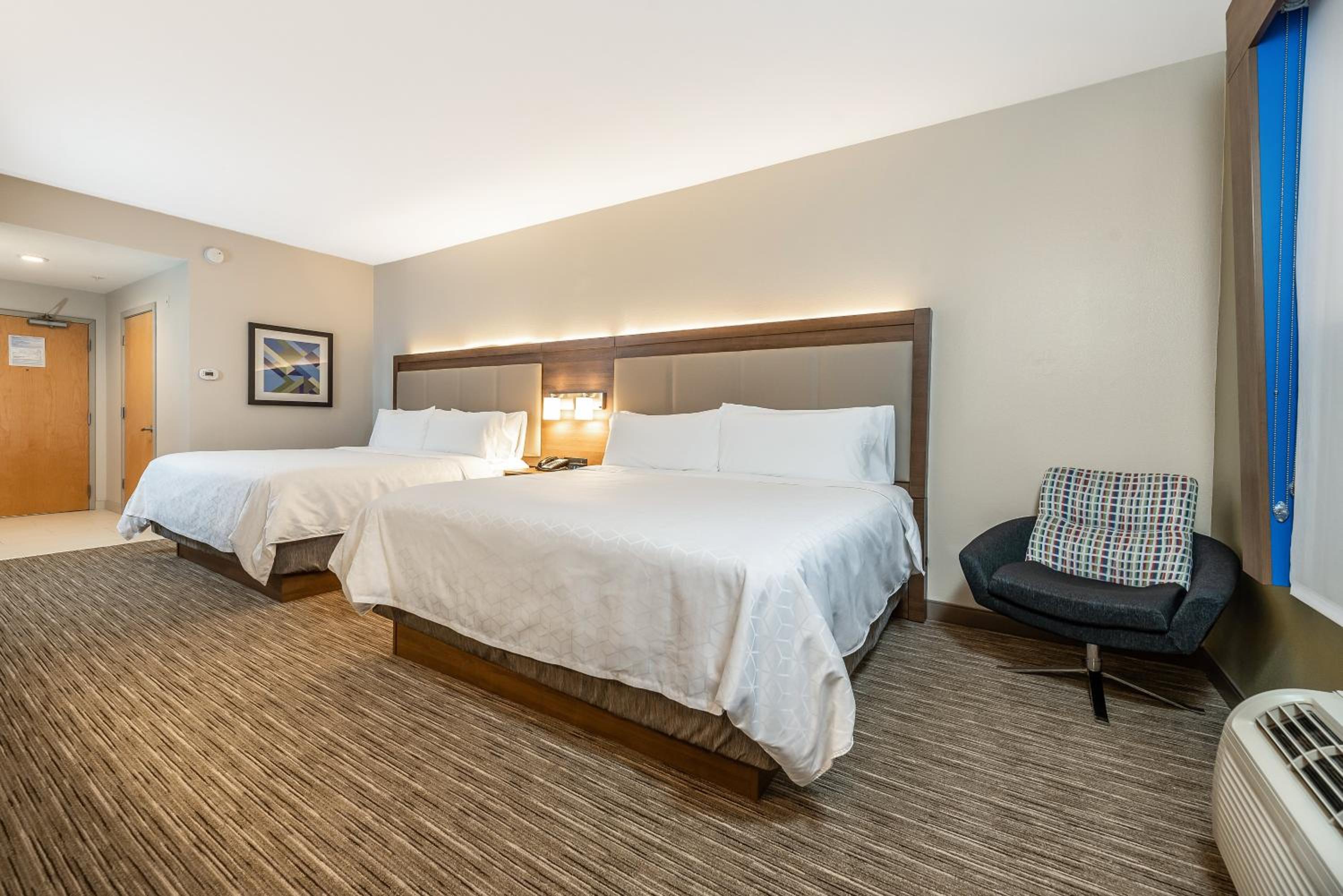 Standard King Room with Two King Beds - Photo 2