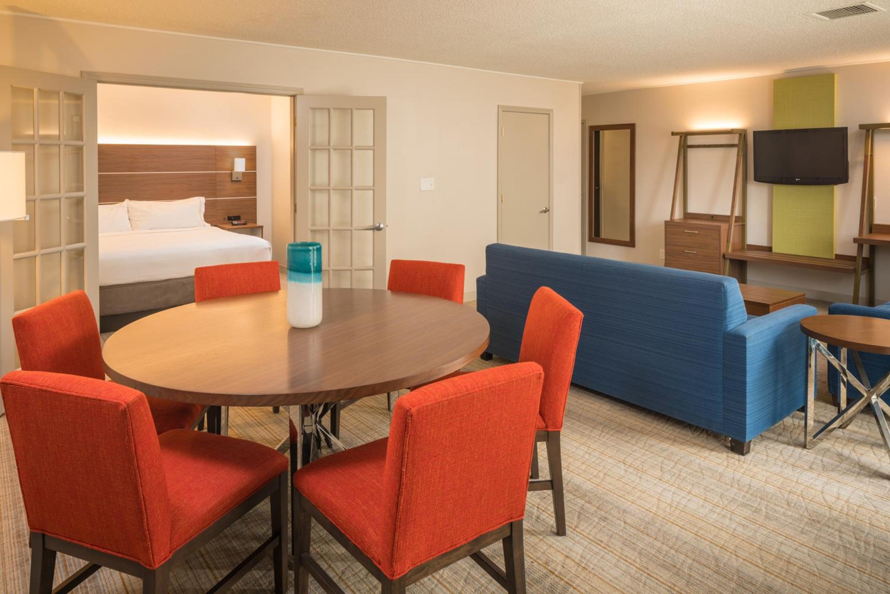 One-Bedroom King Suite with Sofa Bed - Photo 4