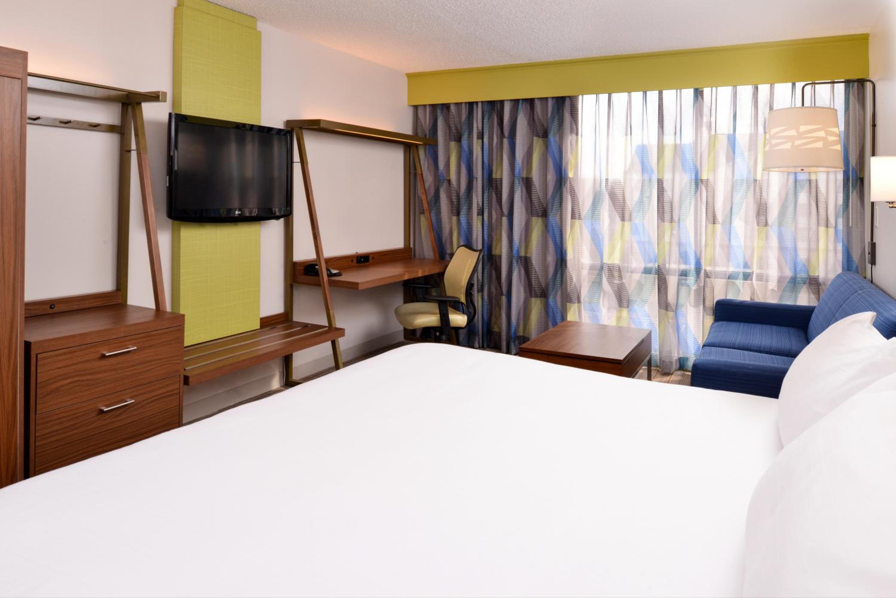 Standard King Room with Sofa Bed - Non-Smoking - Photo 9