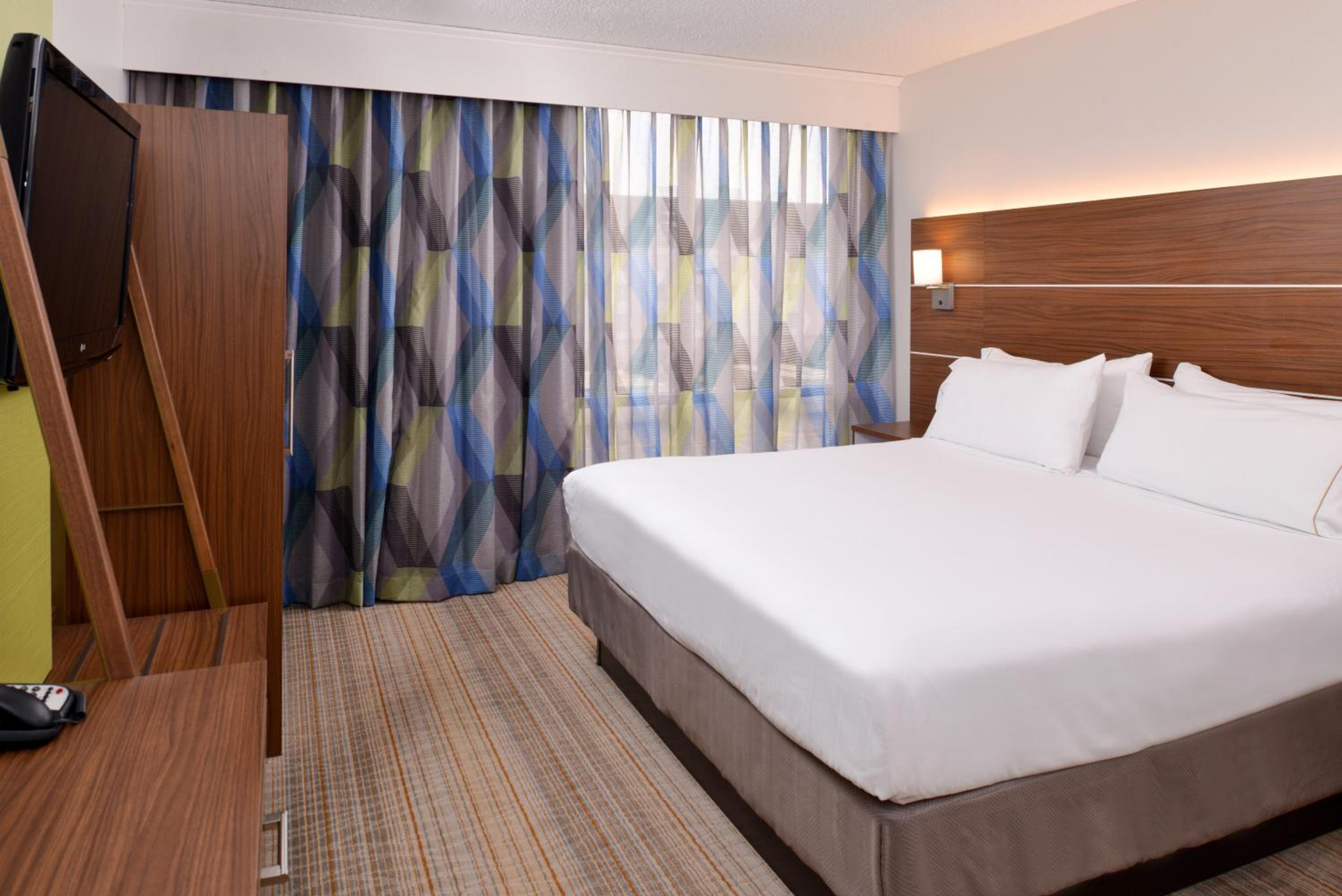 Standard King Room with Sofa Bed - Non-Smoking - Photo 6