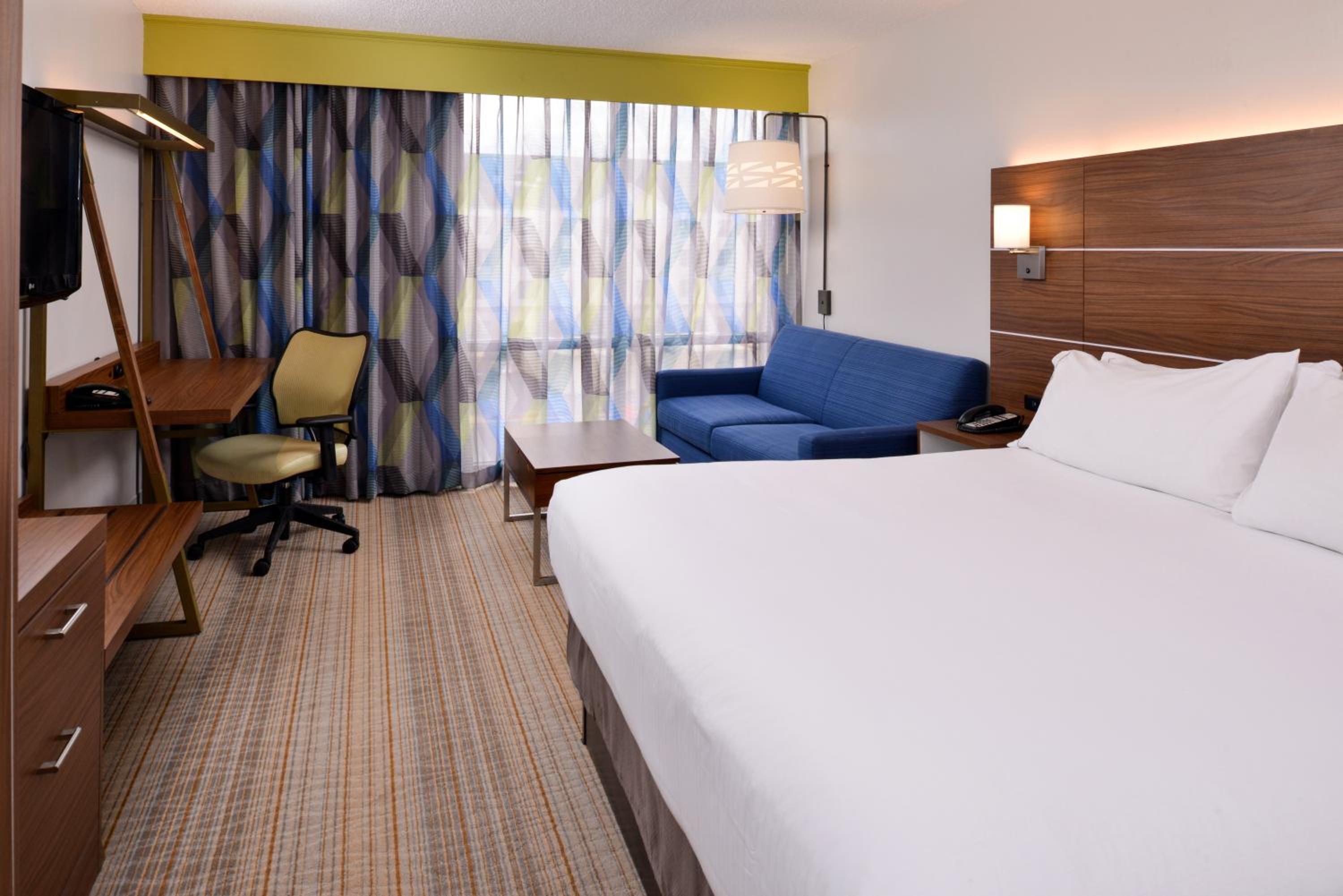 Standard King Room with Sofa Bed - Non-Smoking - Photo 5