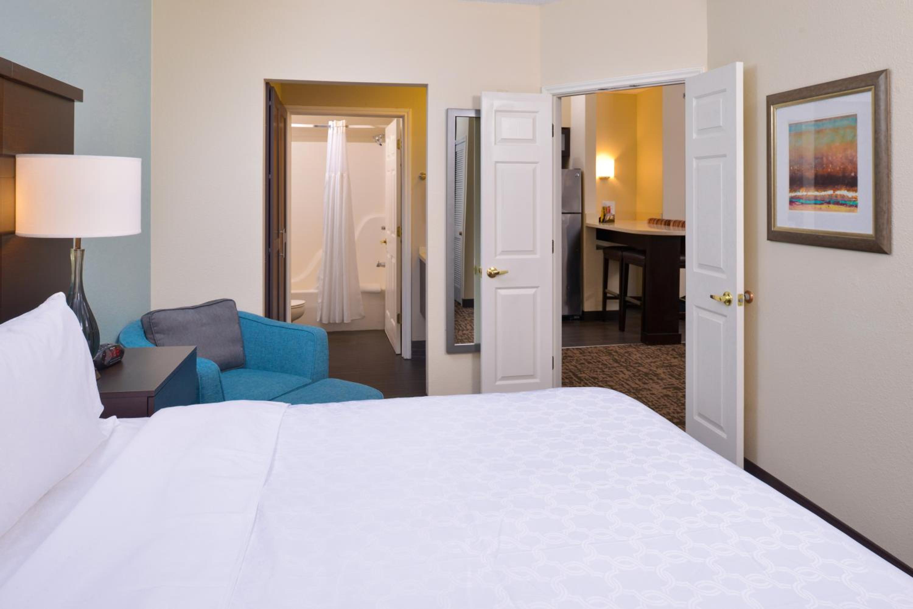One-Bedroom King Suite - Photo 4