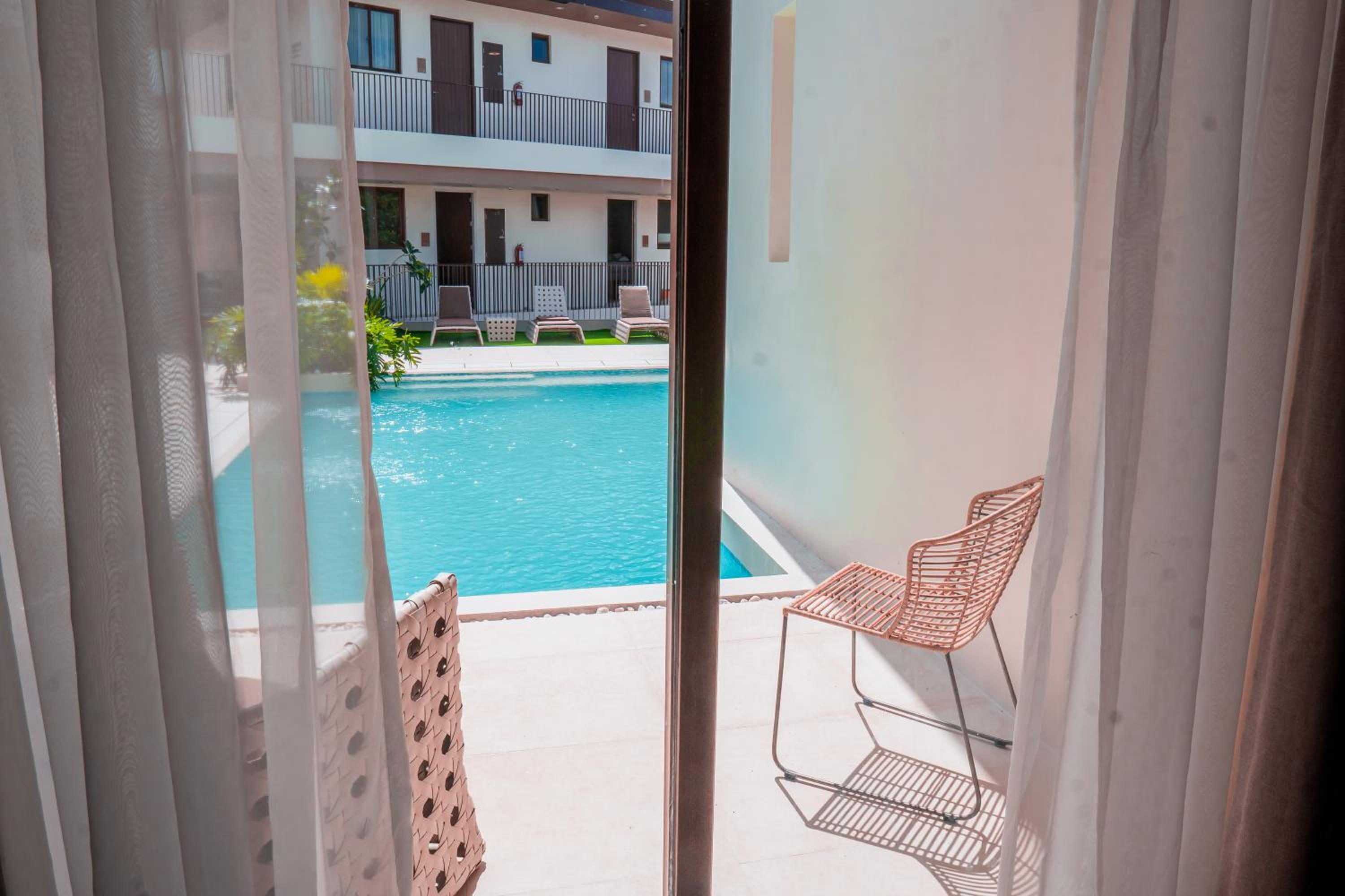 Deluxe Room With Pool Access - Photo 7