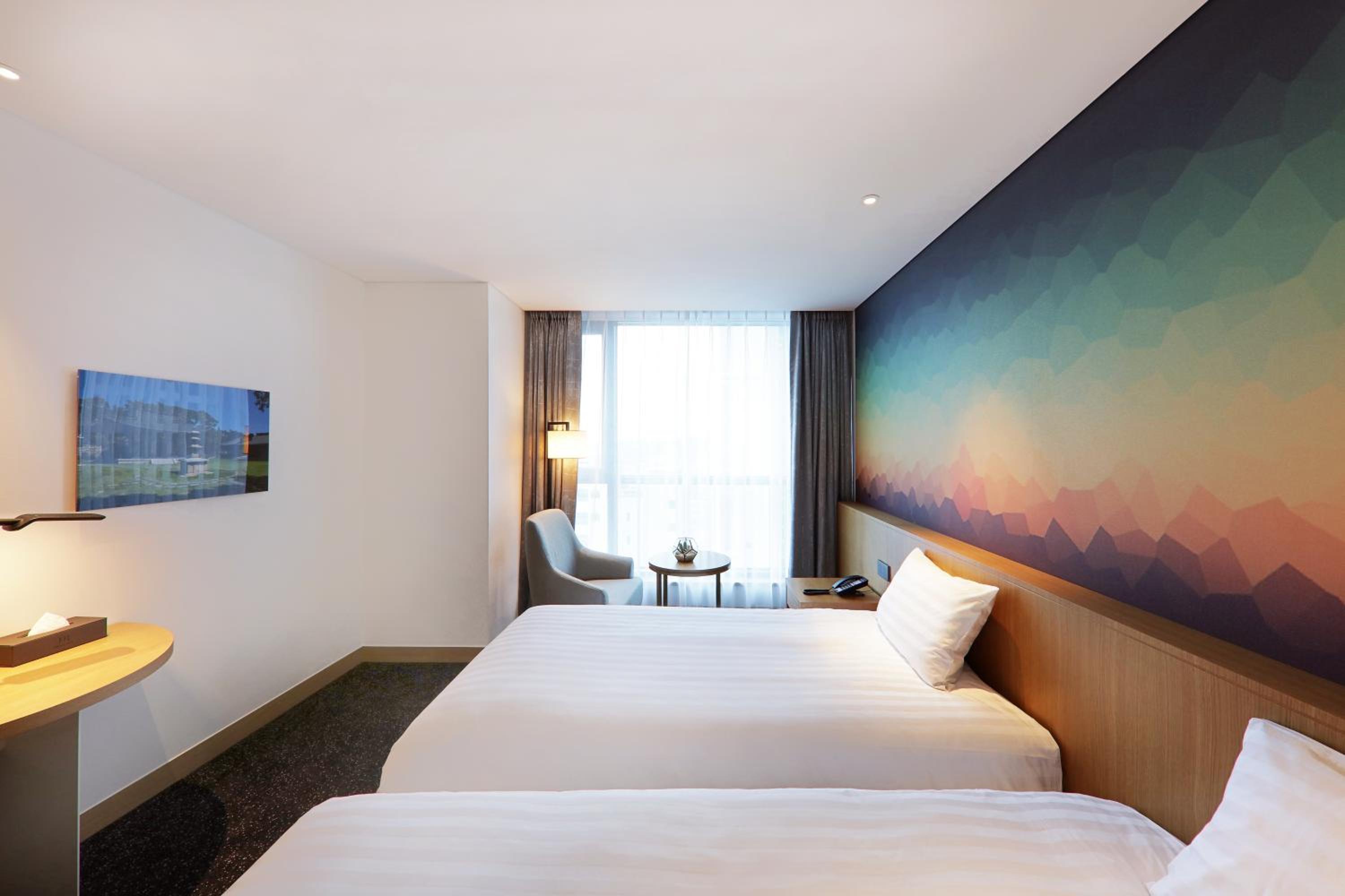 Superior Twin Room with Partial Ocean View - Photo 3