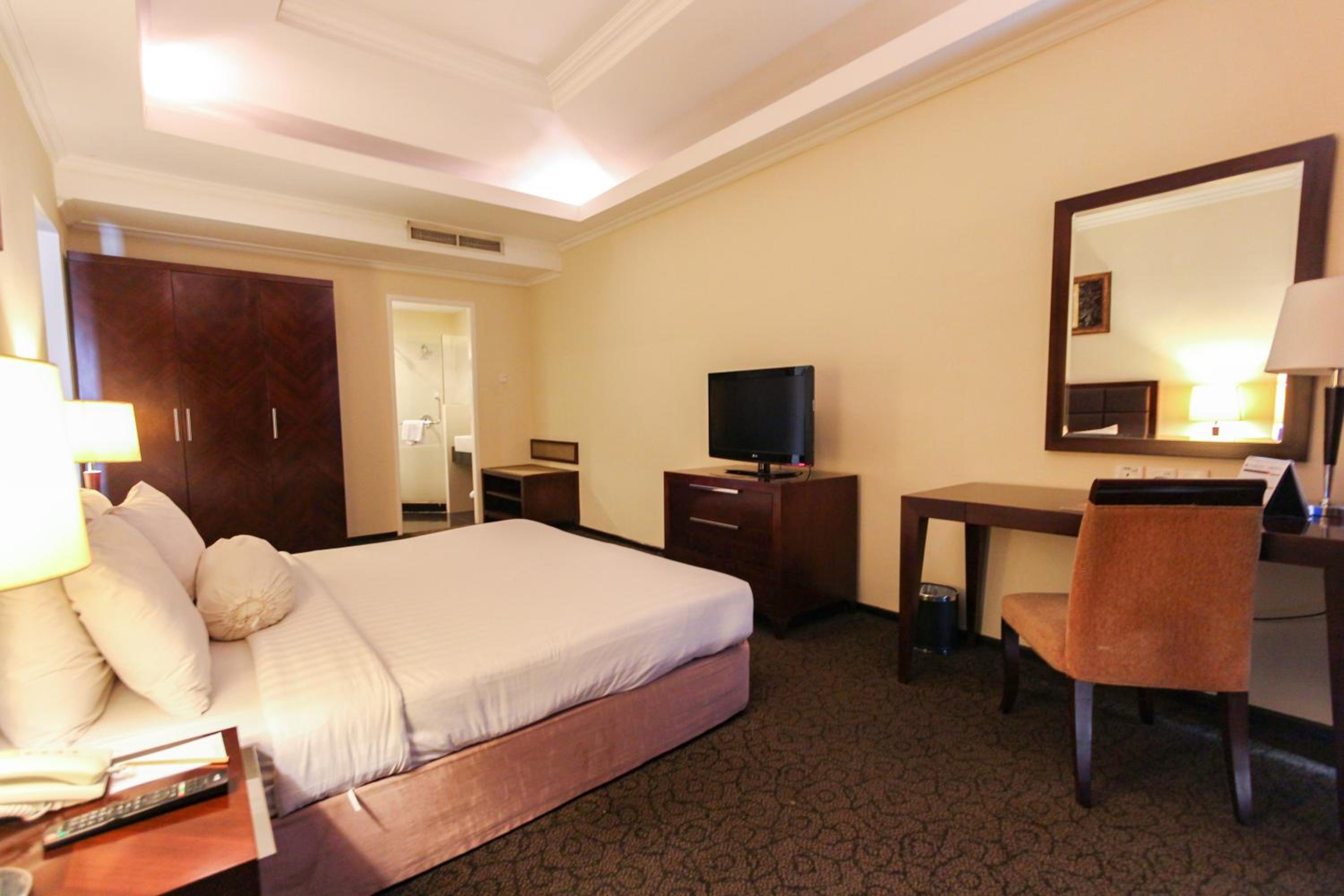 Executive Suite - Photo 4